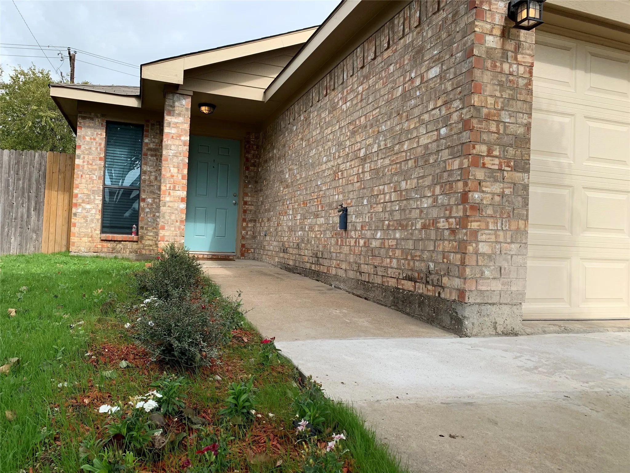 Single Family Residence For Rent in Tarrant County , 1021 Olivewood Lane, Fort Worth, Texas 76140, 3 Bedroom, 2 Bathroom, 2 Garage spaces, 1,299 Sqft, built in 2000, mls#21361171, Real Estate Agent in Fort Worth, Homes For Rent in Tarrant county, Homes For Rent in Fort Worth, Realtor in Fort Worth Texas, Real Estate Brokerage Independent Realty Texas, Luminita Cordes Realtor