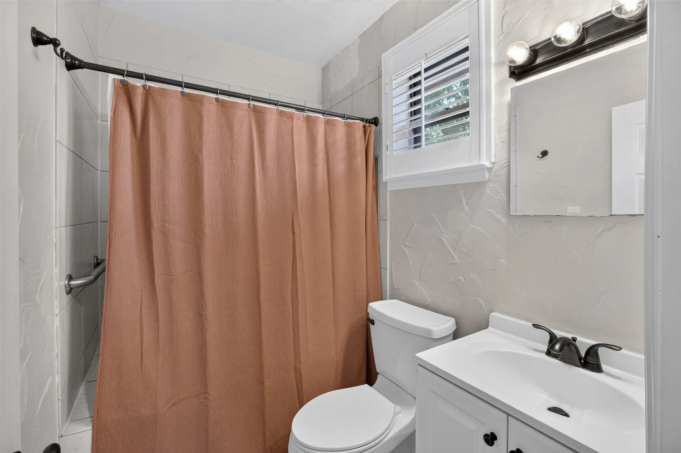 Single Family Residence For Sale in Tarrant County , 4509 Starlight Drive, Haltom City, Texas 76117, 3 Bedroom, 2 Bathroom, Garage spaces, 2,150 Sqft, built in 1963, mls#21360810, Real Estate Agent in Haltom City, Homes For Sale in Tarrant county, Homes For Sale in Haltom City, Realtor in Haltom City Texas, Real Estate Brokerage Independent Realty Texas, Luminita Cordes Realtor