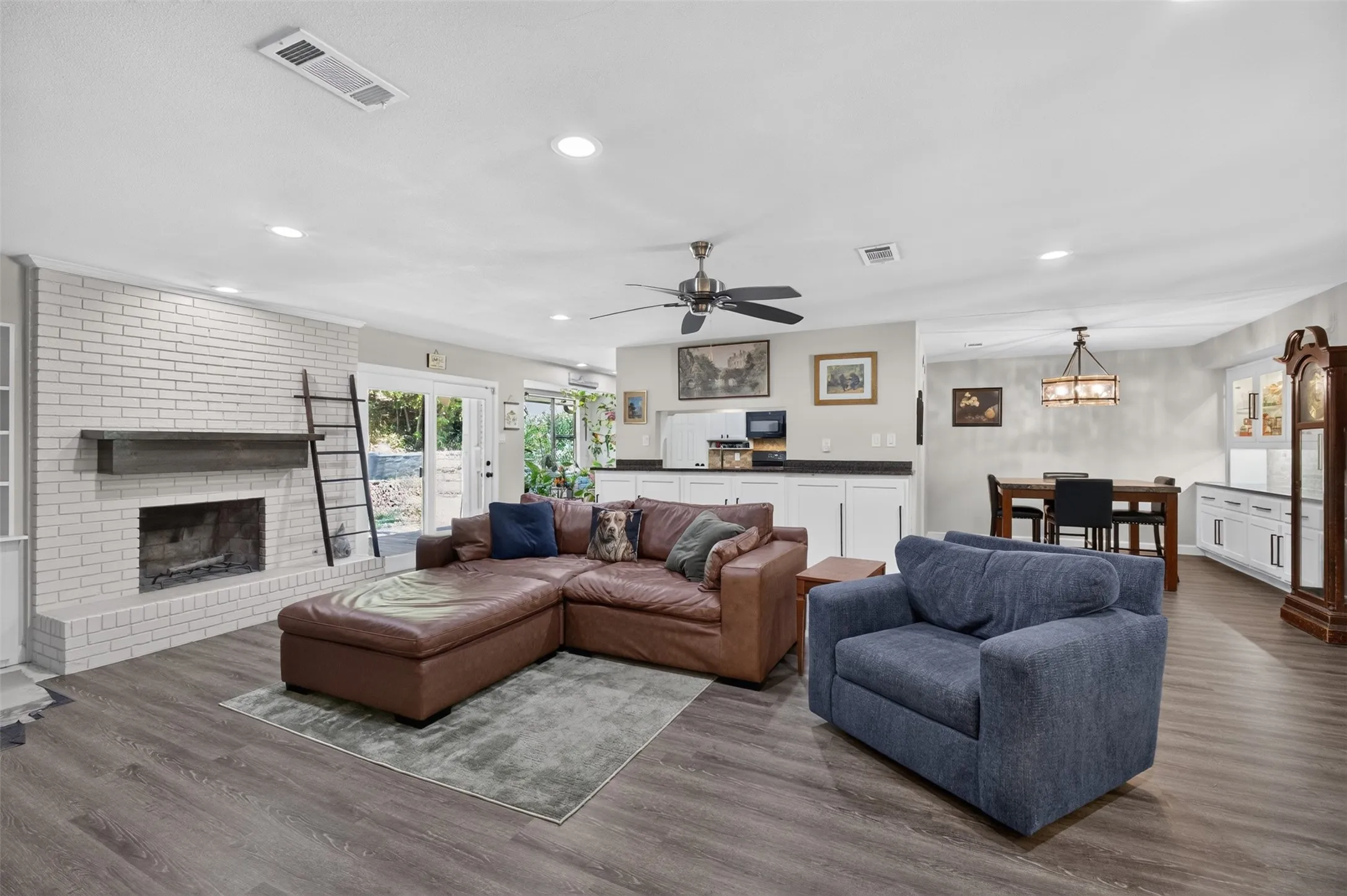 Single Family Residence For Sale in Tarrant County , 4509 Starlight Drive, Haltom City, Texas 76117, 3 Bedroom, 2 Bathroom, Garage spaces, 2,150 Sqft, built in 1963, mls#21360810, Real Estate Agent in Haltom City, Homes For Sale in Tarrant county, Homes For Sale in Haltom City, Realtor in Haltom City Texas, Real Estate Brokerage Independent Realty Texas, Luminita Cordes Realtor