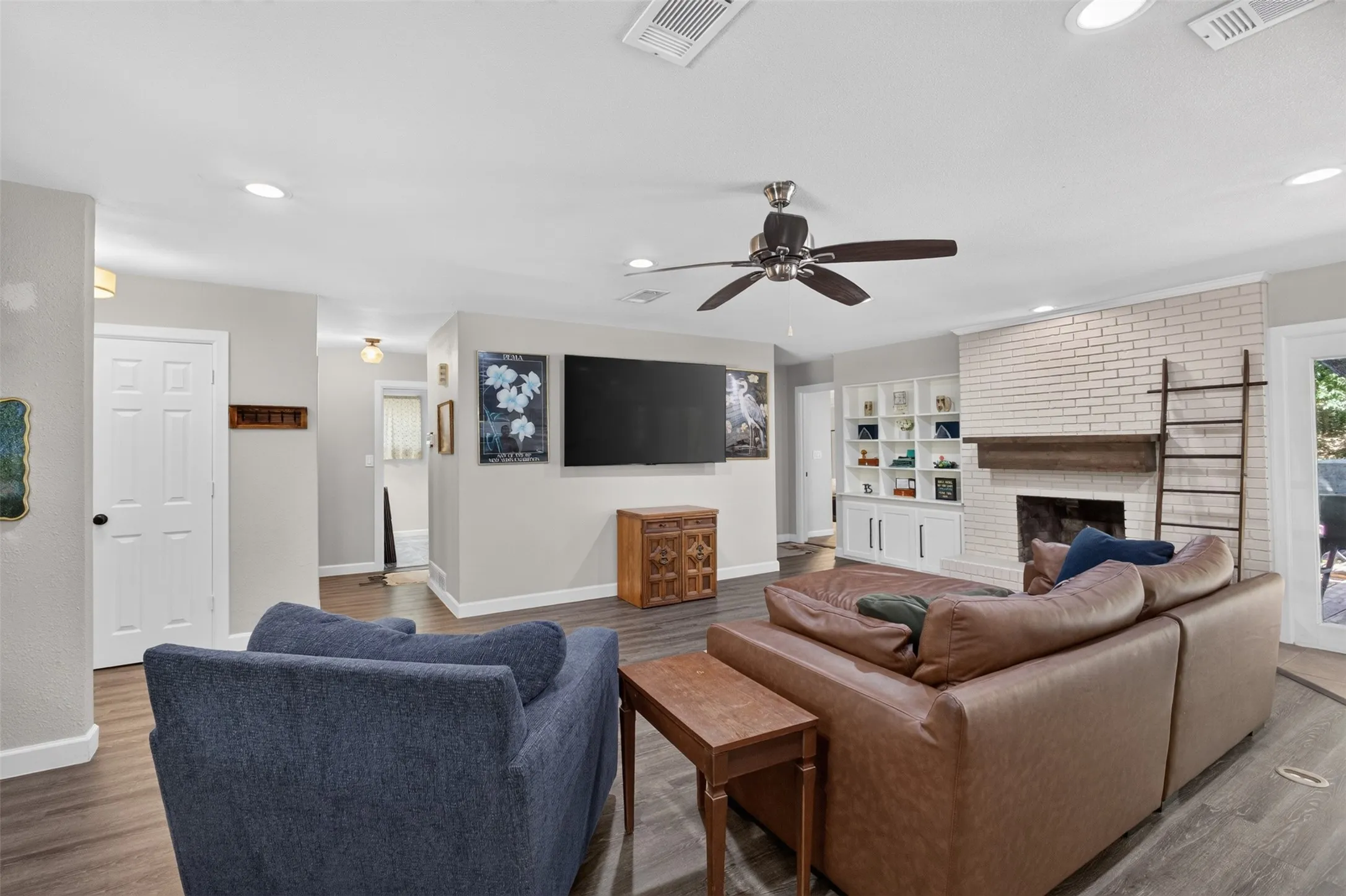 Single Family Residence For Sale in Tarrant County , 4509 Starlight Drive, Haltom City, Texas 76117, 3 Bedroom, 2 Bathroom, Garage spaces, 2,150 Sqft, built in 1963, mls#21360810, Real Estate Agent in Haltom City, Homes For Sale in Tarrant county, Homes For Sale in Haltom City, Realtor in Haltom City Texas, Real Estate Brokerage Independent Realty Texas, Luminita Cordes Realtor