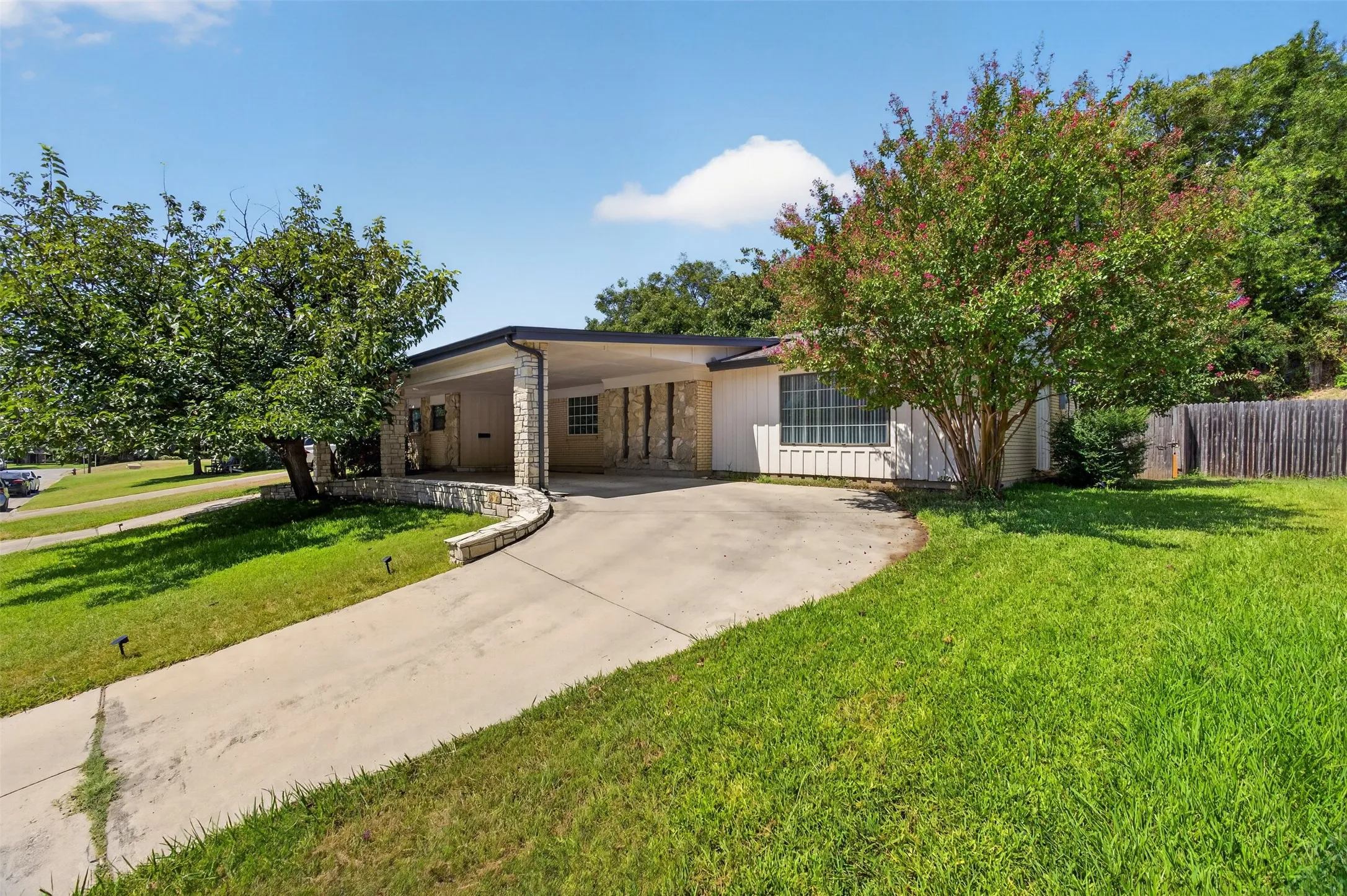 Single Family Residence For Sale in Tarrant County , 4509 Starlight Drive, Haltom City, Texas 76117, 3 Bedroom, 2 Bathroom, Garage spaces, 2,150 Sqft, built in 1963, mls#21360810, Real Estate Agent in Haltom City, Homes For Sale in Tarrant county, Homes For Sale in Haltom City, Realtor in Haltom City Texas, Real Estate Brokerage Independent Realty Texas, Luminita Cordes Realtor