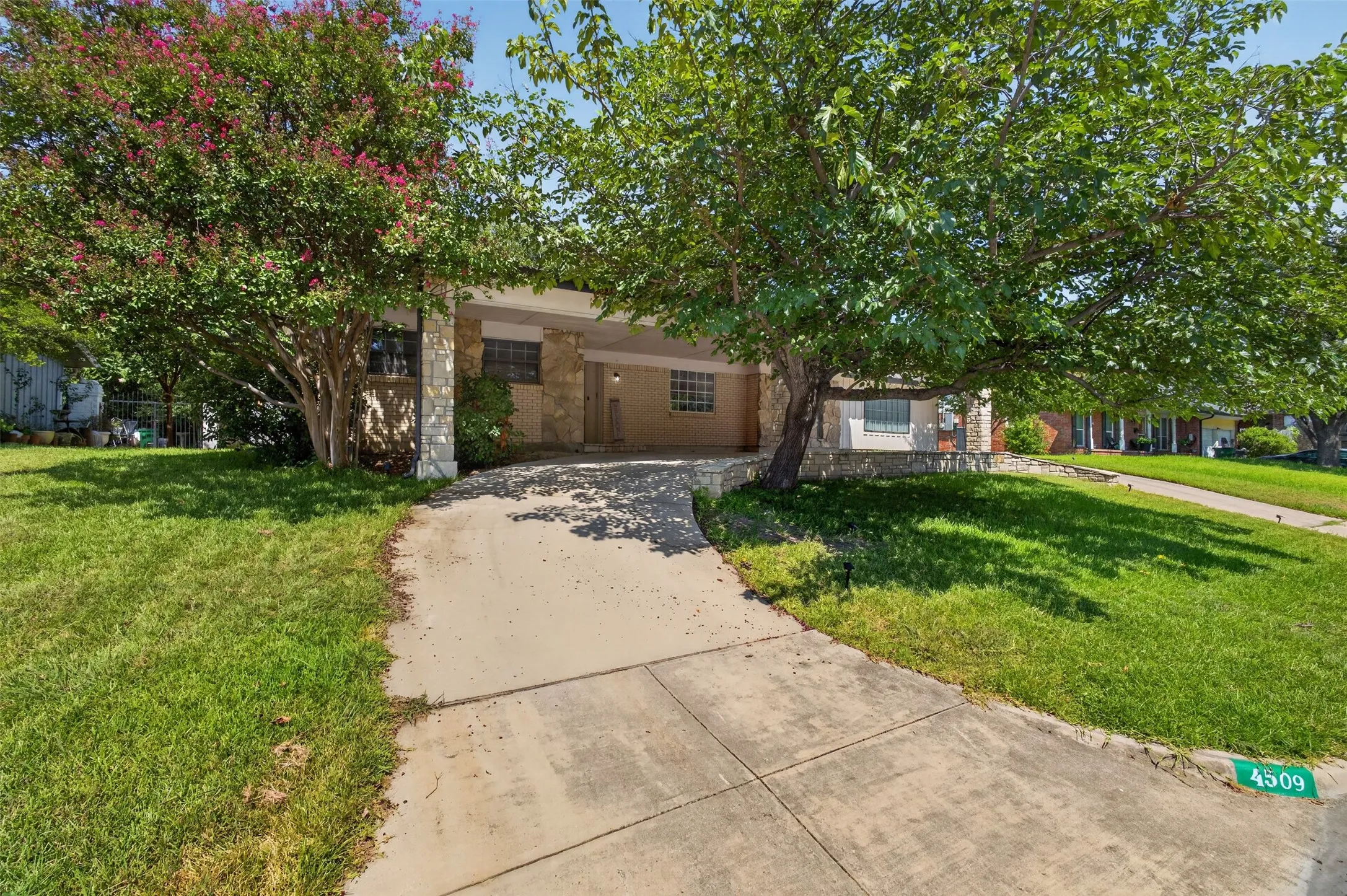 Single Family Residence For Sale in Tarrant County , 4509 Starlight Drive, Haltom City, Texas 76117, 3 Bedroom, 2 Bathroom, Garage spaces, 2,150 Sqft, built in 1963, mls#21360810, Real Estate Agent in Haltom City, Homes For Sale in Tarrant county, Homes For Sale in Haltom City, Realtor in Haltom City Texas, Real Estate Brokerage Independent Realty Texas, Luminita Cordes Realtor
