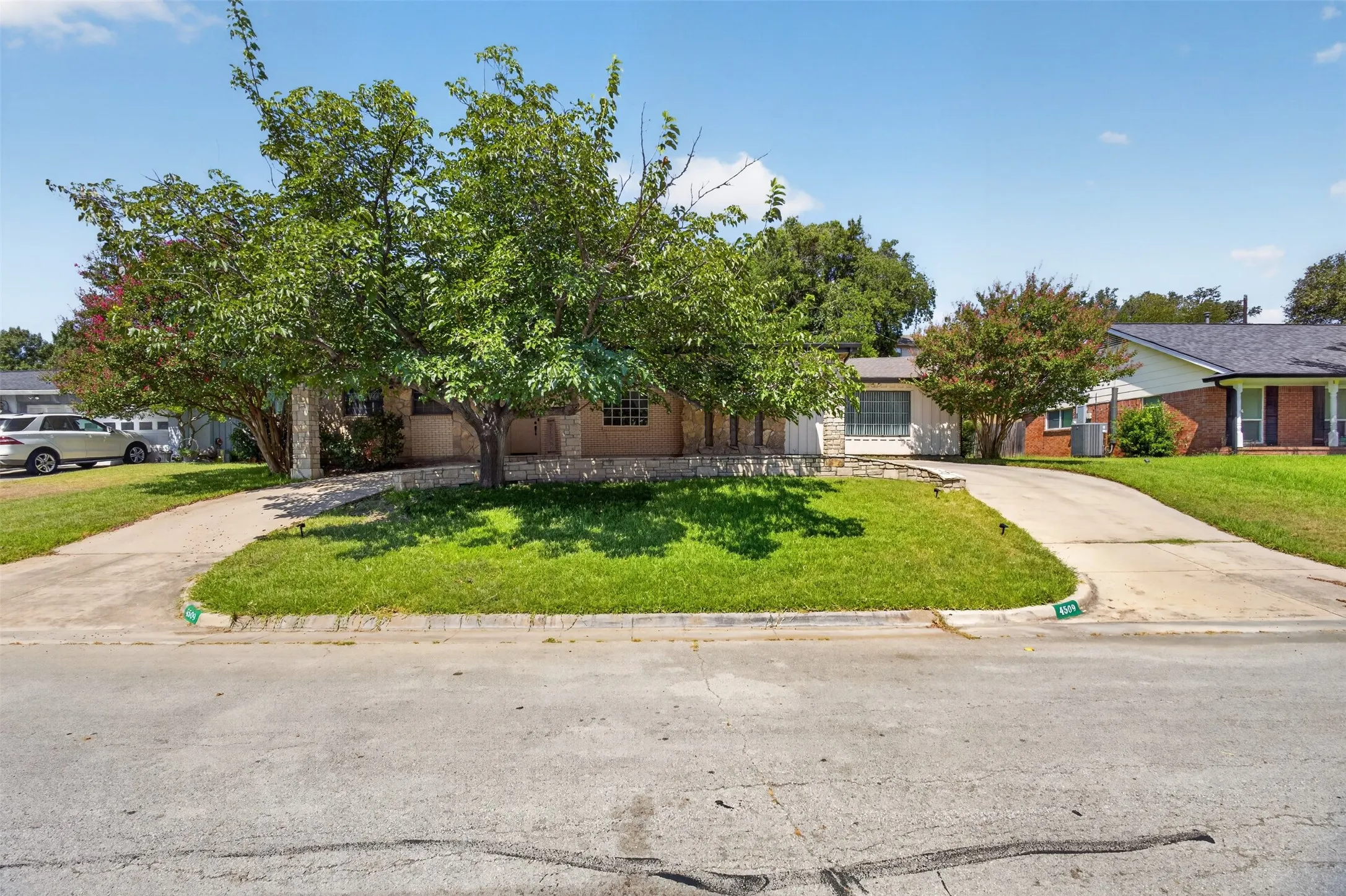Single Family Residence For Sale in Tarrant County , 4509 Starlight Drive, Haltom City, Texas 76117, 3 Bedroom, 2 Bathroom, Garage spaces, 2,150 Sqft, built in 1963, mls#21360810, Real Estate Agent in Haltom City, Homes For Sale in Tarrant county, Homes For Sale in Haltom City, Realtor in Haltom City Texas, Real Estate Brokerage Independent Realty Texas, Luminita Cordes Realtor