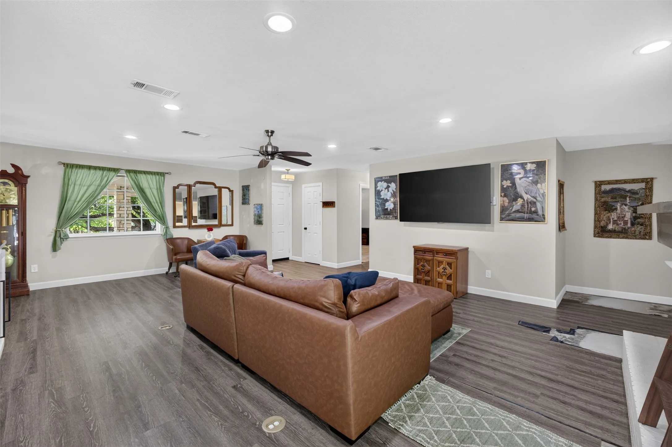 Single Family Residence For Sale in Tarrant County , 4509 Starlight Drive, Haltom City, Texas 76117, 3 Bedroom, 2 Bathroom, Garage spaces, 2,150 Sqft, built in 1963, mls#21360810, Real Estate Agent in Haltom City, Homes For Sale in Tarrant county, Homes For Sale in Haltom City, Realtor in Haltom City Texas, Real Estate Brokerage Independent Realty Texas, Luminita Cordes Realtor