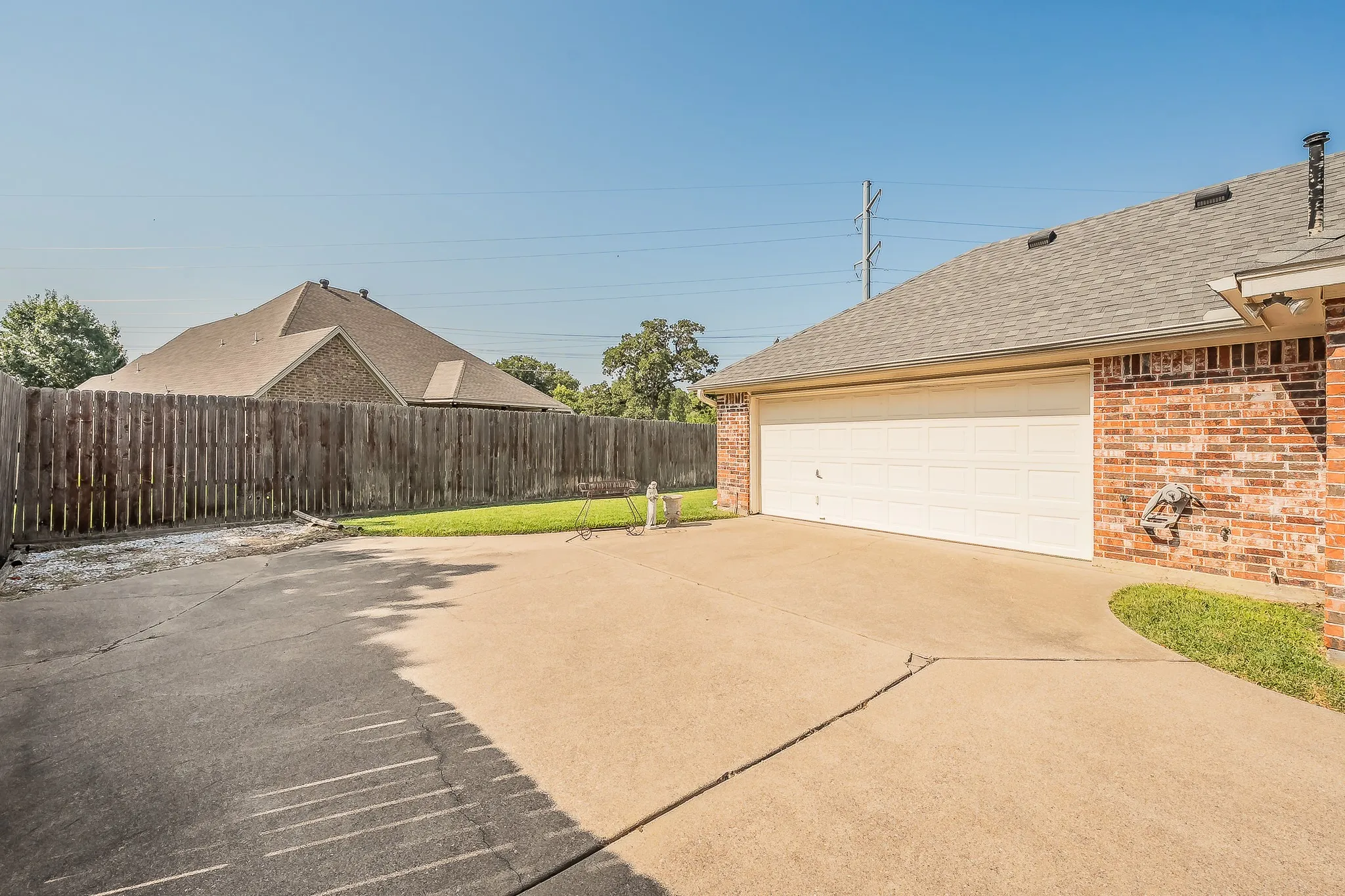 Single Family Residence For Sale in Tarrant County , 8152 Vine Wood Drive, North Richland Hills, Texas 76182, 3 Bedroom, 2 Bathroom, 2 Garage spaces, 2,251 Sqft, built in 1999, mls#21361099, Real Estate Agent in North Richland Hills, Homes For Sale in Tarrant county, Homes For Sale in North Richland Hills, Realtor in North Richland Hills Texas, Real Estate Brokerage Independent Realty Texas, Luminita Cordes Realtor