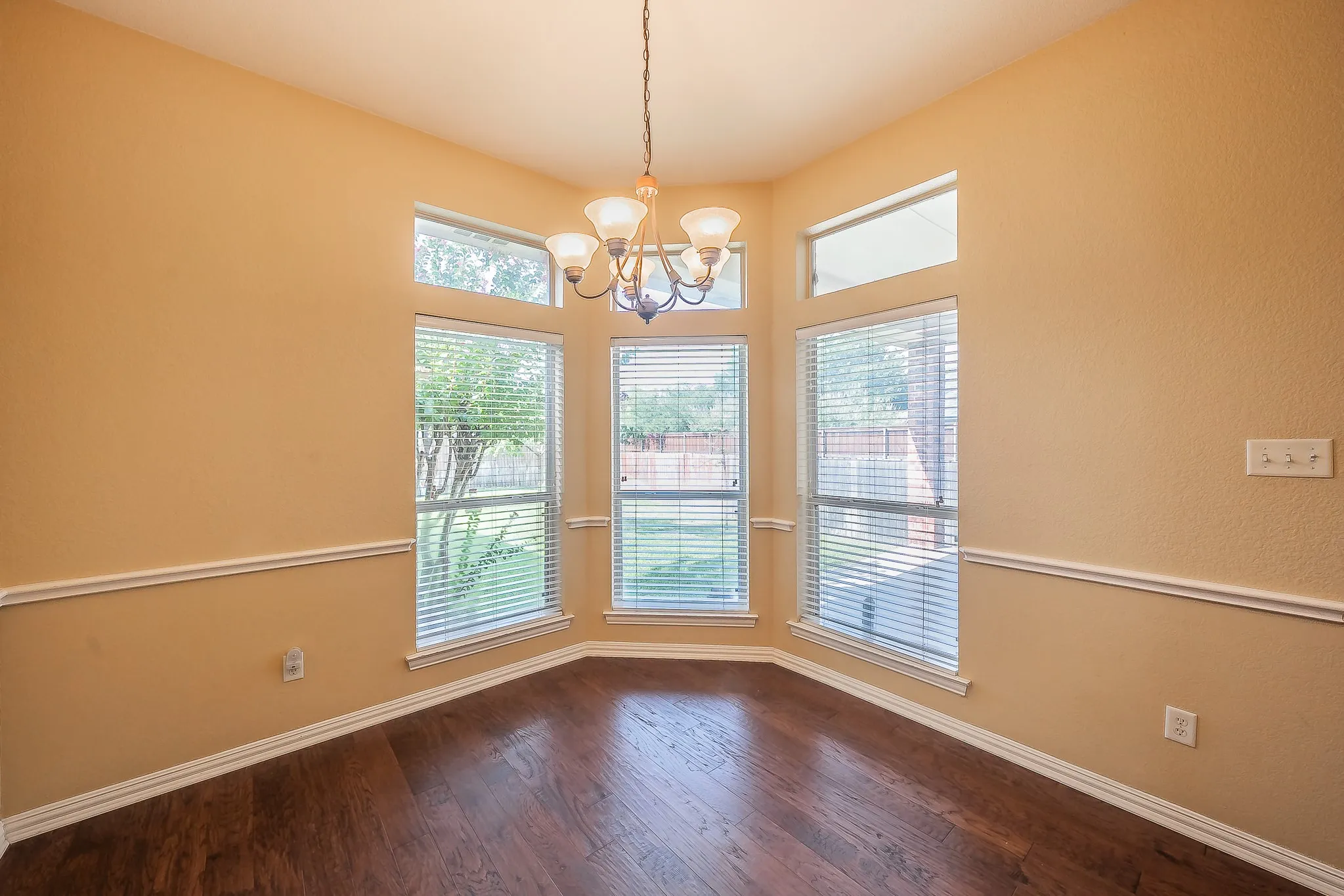 Single Family Residence For Sale in Tarrant County , 8152 Vine Wood Drive, North Richland Hills, Texas 76182, 3 Bedroom, 2 Bathroom, 2 Garage spaces, 2,251 Sqft, built in 1999, mls#21361099, Real Estate Agent in North Richland Hills, Homes For Sale in Tarrant county, Homes For Sale in North Richland Hills, Realtor in North Richland Hills Texas, Real Estate Brokerage Independent Realty Texas, Luminita Cordes Realtor