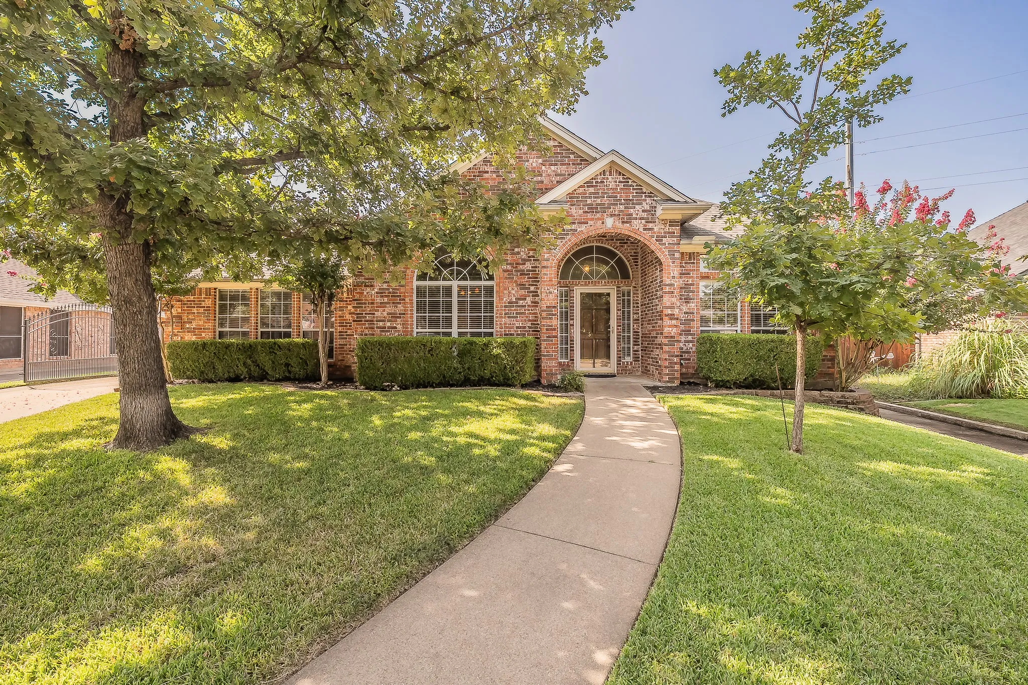 Single Family Residence For Sale in Tarrant County , 8152 Vine Wood Drive, North Richland Hills, Texas 76182, 3 Bedroom, 2 Bathroom, 2 Garage spaces, 2,251 Sqft, built in 1999, mls#21361099, Real Estate Agent in North Richland Hills, Homes For Sale in Tarrant county, Homes For Sale in North Richland Hills, Realtor in North Richland Hills Texas, Real Estate Brokerage Independent Realty Texas, Luminita Cordes Realtor