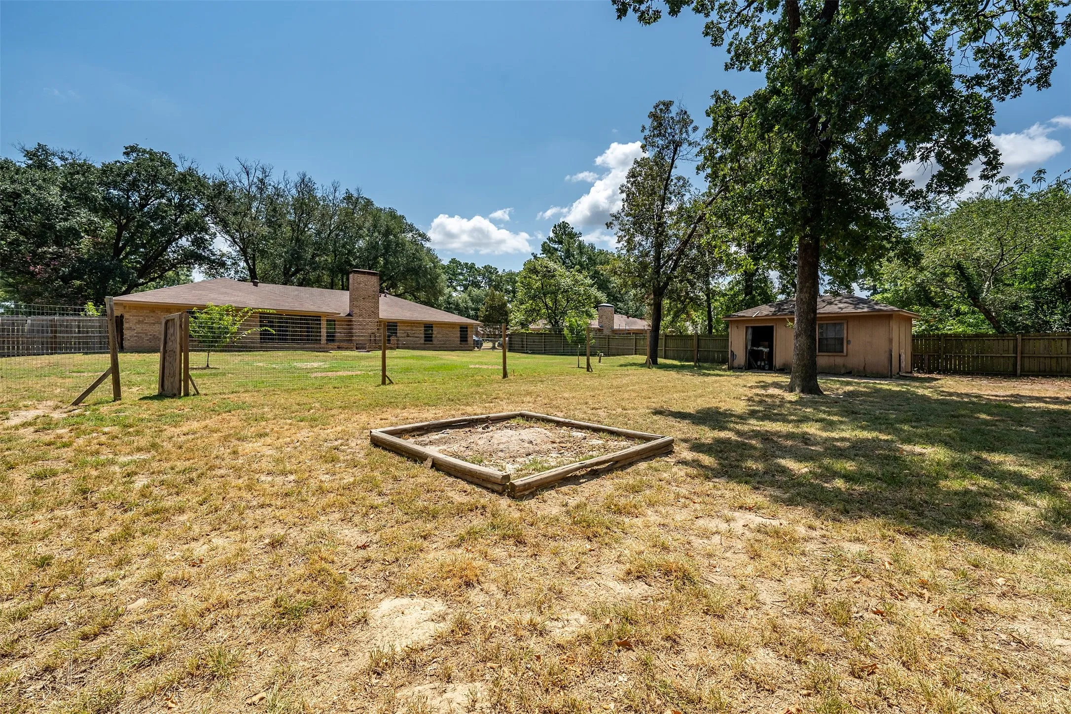 Single Family Residence For Sale in Smith County , 2814 Pineview, Tyler, Texas 75704, 4 Bedroom, 3 Bathroom, 2 Garage spaces, 2,373 Sqft, built in 1977, mls#21359261, Real Estate Agent in Tyler, Homes For Sale in Smith county, Homes For Sale in Tyler, Realtor in Tyler Texas, Real Estate Brokerage Independent Realty Texas, Luminita Cordes Realtor
