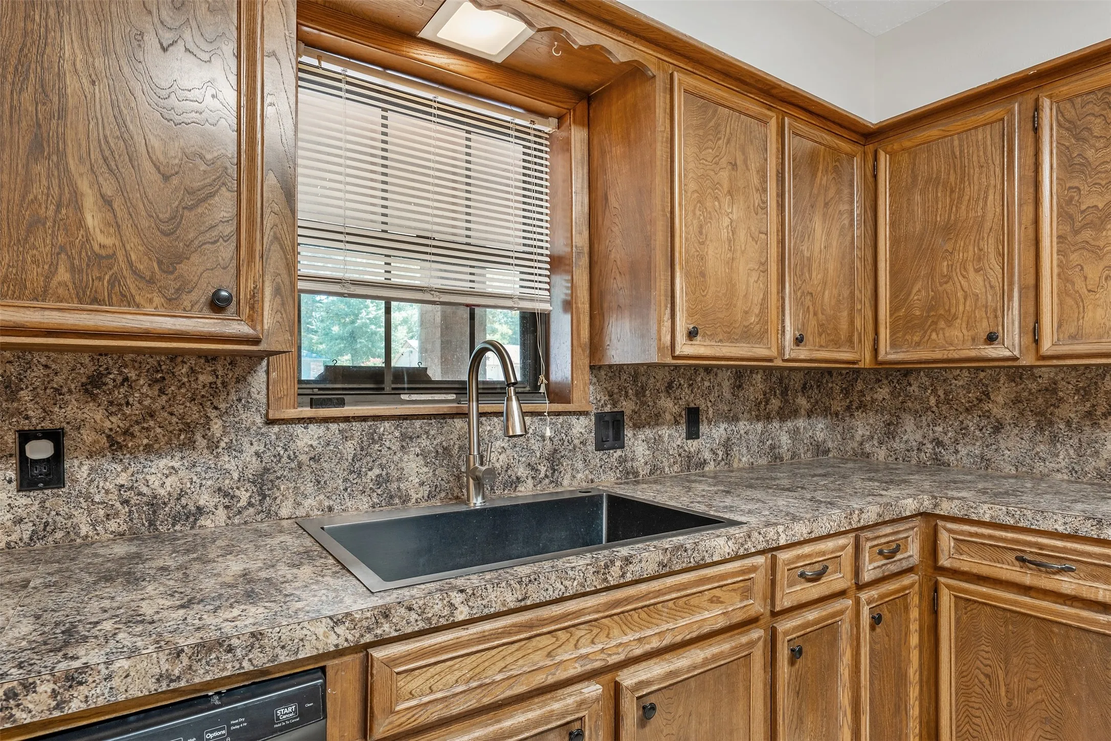 Single Family Residence For Sale in Smith County , 2814 Pineview, Tyler, Texas 75704, 4 Bedroom, 3 Bathroom, 2 Garage spaces, 2,373 Sqft, built in 1977, mls#21359261, Real Estate Agent in Tyler, Homes For Sale in Smith county, Homes For Sale in Tyler, Realtor in Tyler Texas, Real Estate Brokerage Independent Realty Texas, Luminita Cordes Realtor
