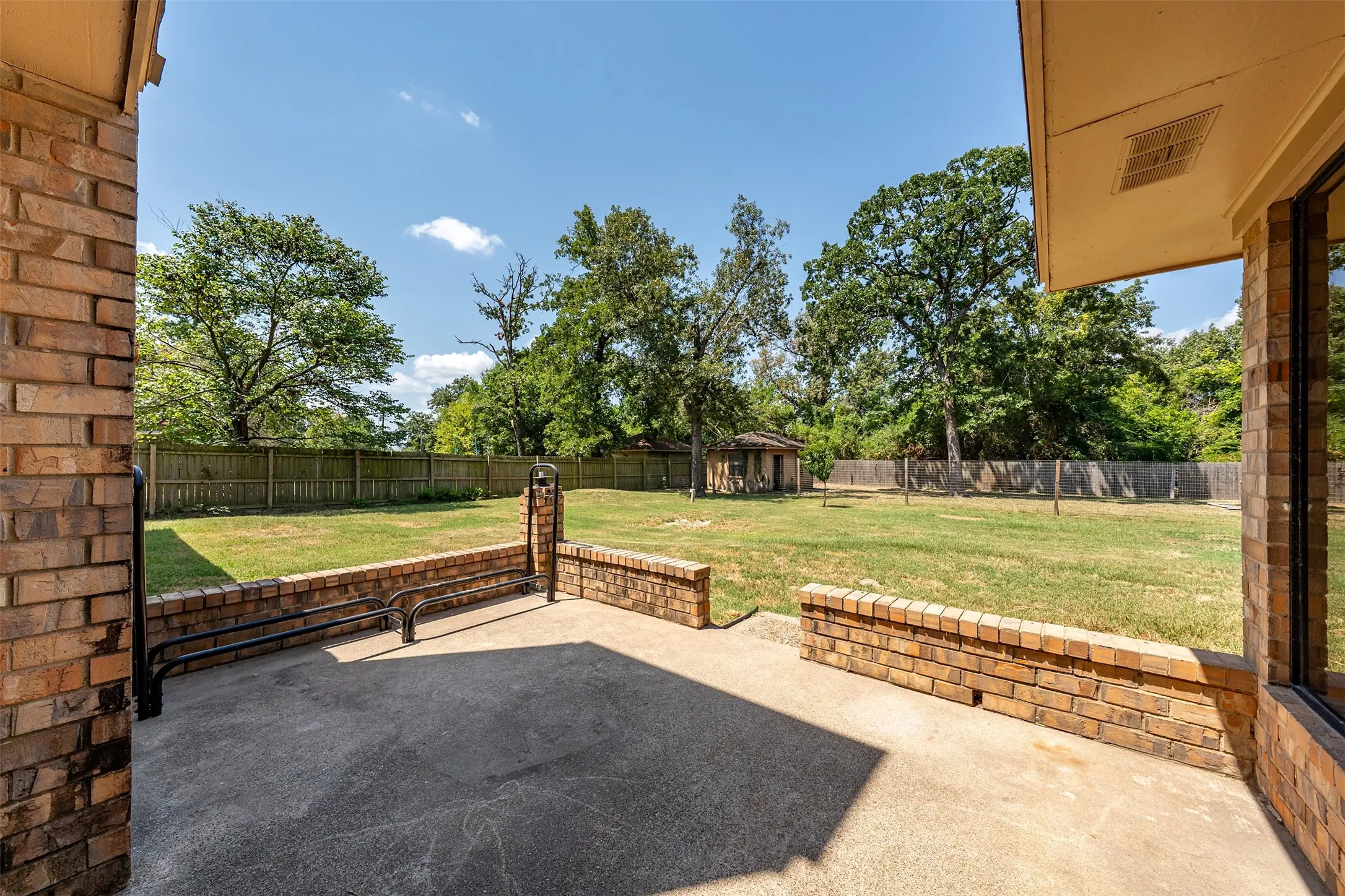 Single Family Residence For Sale in Smith County , 2814 Pineview, Tyler, Texas 75704, 4 Bedroom, 3 Bathroom, 2 Garage spaces, 2,373 Sqft, built in 1977, mls#21359261, Real Estate Agent in Tyler, Homes For Sale in Smith county, Homes For Sale in Tyler, Realtor in Tyler Texas, Real Estate Brokerage Independent Realty Texas, Luminita Cordes Realtor