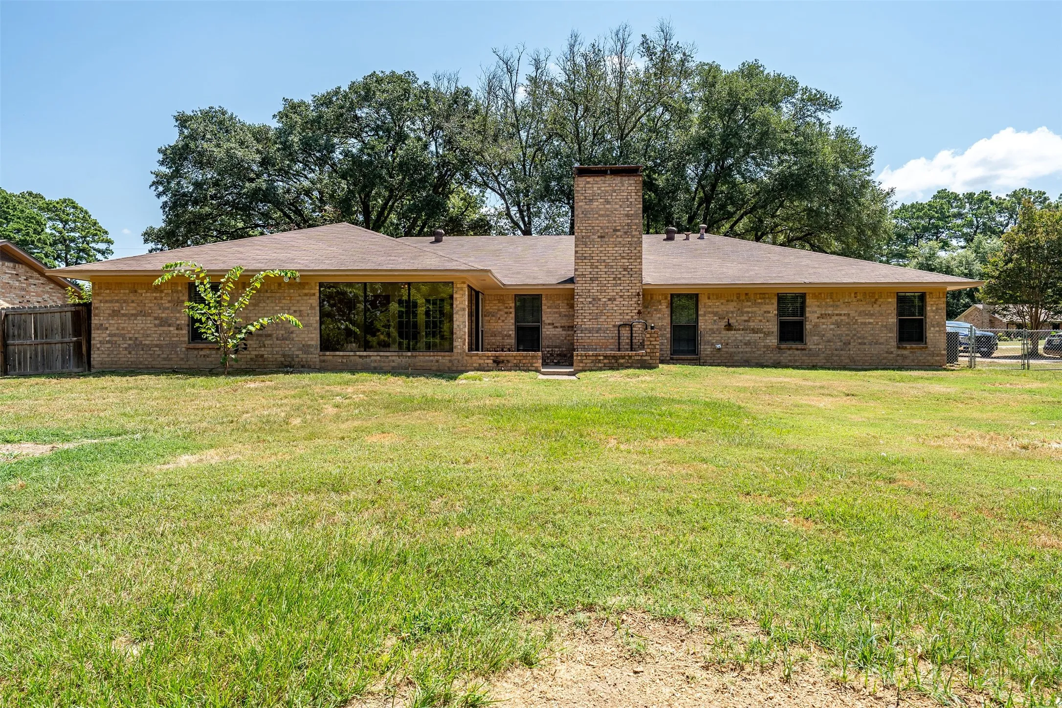 Single Family Residence For Sale in Smith County , 2814 Pineview, Tyler, Texas 75704, 4 Bedroom, 3 Bathroom, 2 Garage spaces, 2,373 Sqft, built in 1977, mls#21359261, Real Estate Agent in Tyler, Homes For Sale in Smith county, Homes For Sale in Tyler, Realtor in Tyler Texas, Real Estate Brokerage Independent Realty Texas, Luminita Cordes Realtor