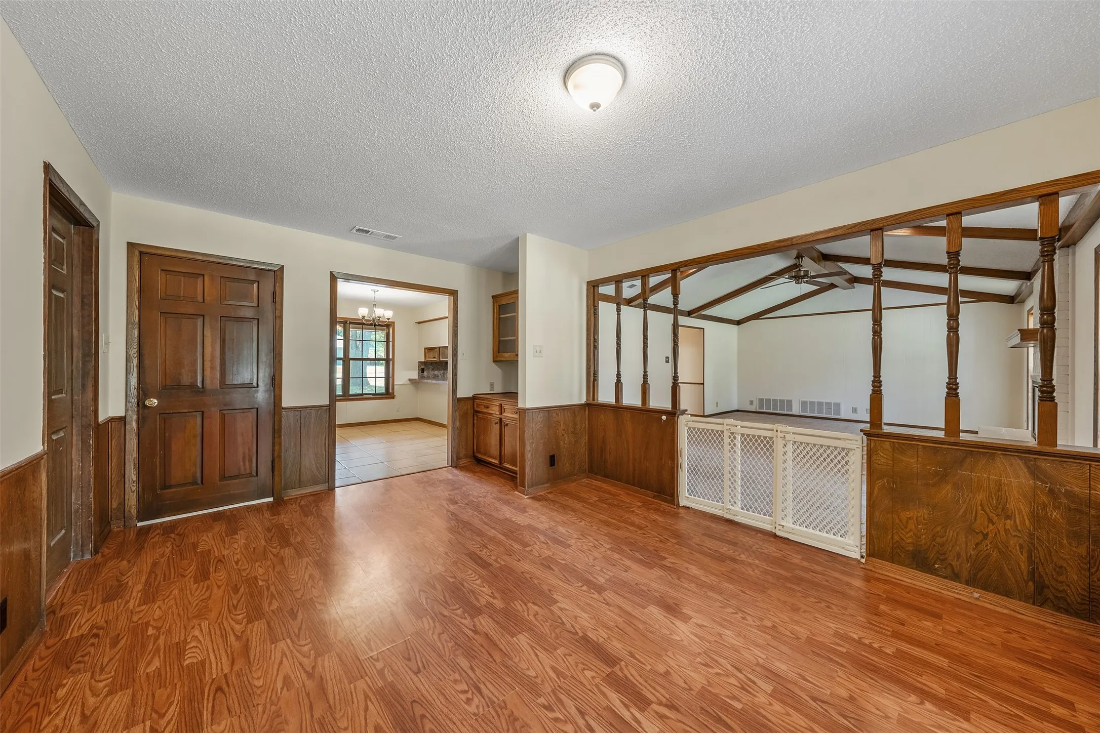 Single Family Residence For Sale in Smith County , 2814 Pineview, Tyler, Texas 75704, 4 Bedroom, 3 Bathroom, 2 Garage spaces, 2,373 Sqft, built in 1977, mls#21359261, Real Estate Agent in Tyler, Homes For Sale in Smith county, Homes For Sale in Tyler, Realtor in Tyler Texas, Real Estate Brokerage Independent Realty Texas, Luminita Cordes Realtor
