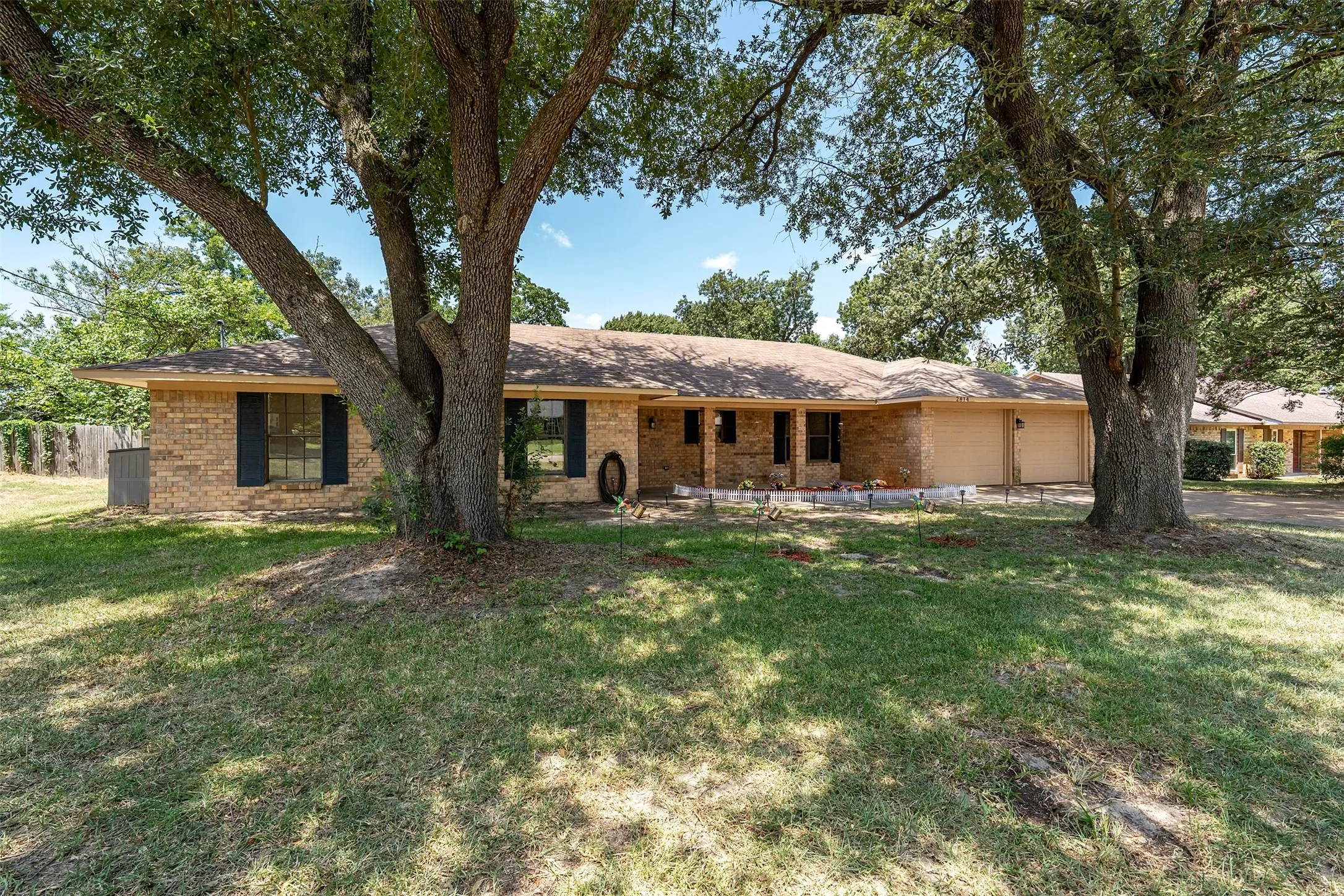 Single Family Residence For Sale in Smith County , 2814 Pineview, Tyler, Texas 75704, 4 Bedroom, 3 Bathroom, 2 Garage spaces, 2,373 Sqft, built in 1977, mls#21359261, Real Estate Agent in Tyler, Homes For Sale in Smith county, Homes For Sale in Tyler, Realtor in Tyler Texas, Real Estate Brokerage Independent Realty Texas, Luminita Cordes Realtor