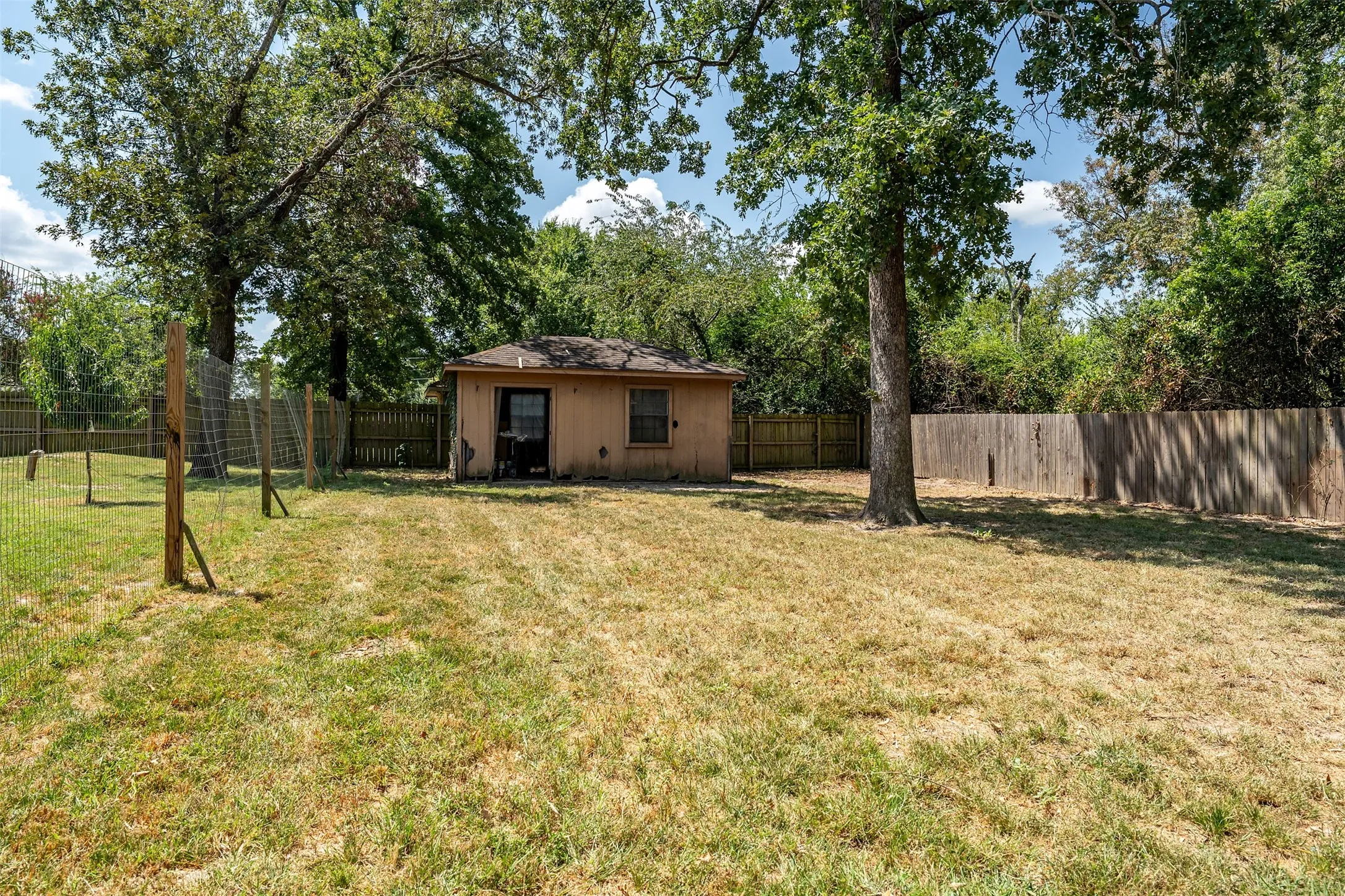 Single Family Residence For Sale in Smith County , 2814 Pineview, Tyler, Texas 75704, 4 Bedroom, 3 Bathroom, 2 Garage spaces, 2,373 Sqft, built in 1977, mls#21359261, Real Estate Agent in Tyler, Homes For Sale in Smith county, Homes For Sale in Tyler, Realtor in Tyler Texas, Real Estate Brokerage Independent Realty Texas, Luminita Cordes Realtor