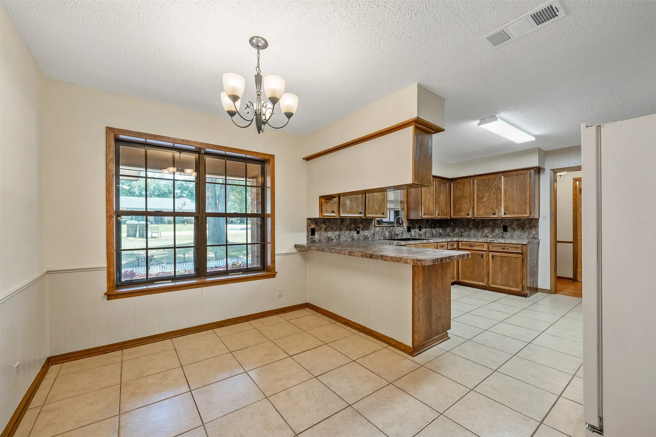 Single Family Residence For Sale in Smith County , 2814 Pineview, Tyler, Texas 75704, 4 Bedroom, 3 Bathroom, 2 Garage spaces, 2,373 Sqft, built in 1977, mls#21359261, Real Estate Agent in Tyler, Homes For Sale in Smith county, Homes For Sale in Tyler, Realtor in Tyler Texas, Real Estate Brokerage Independent Realty Texas, Luminita Cordes Realtor