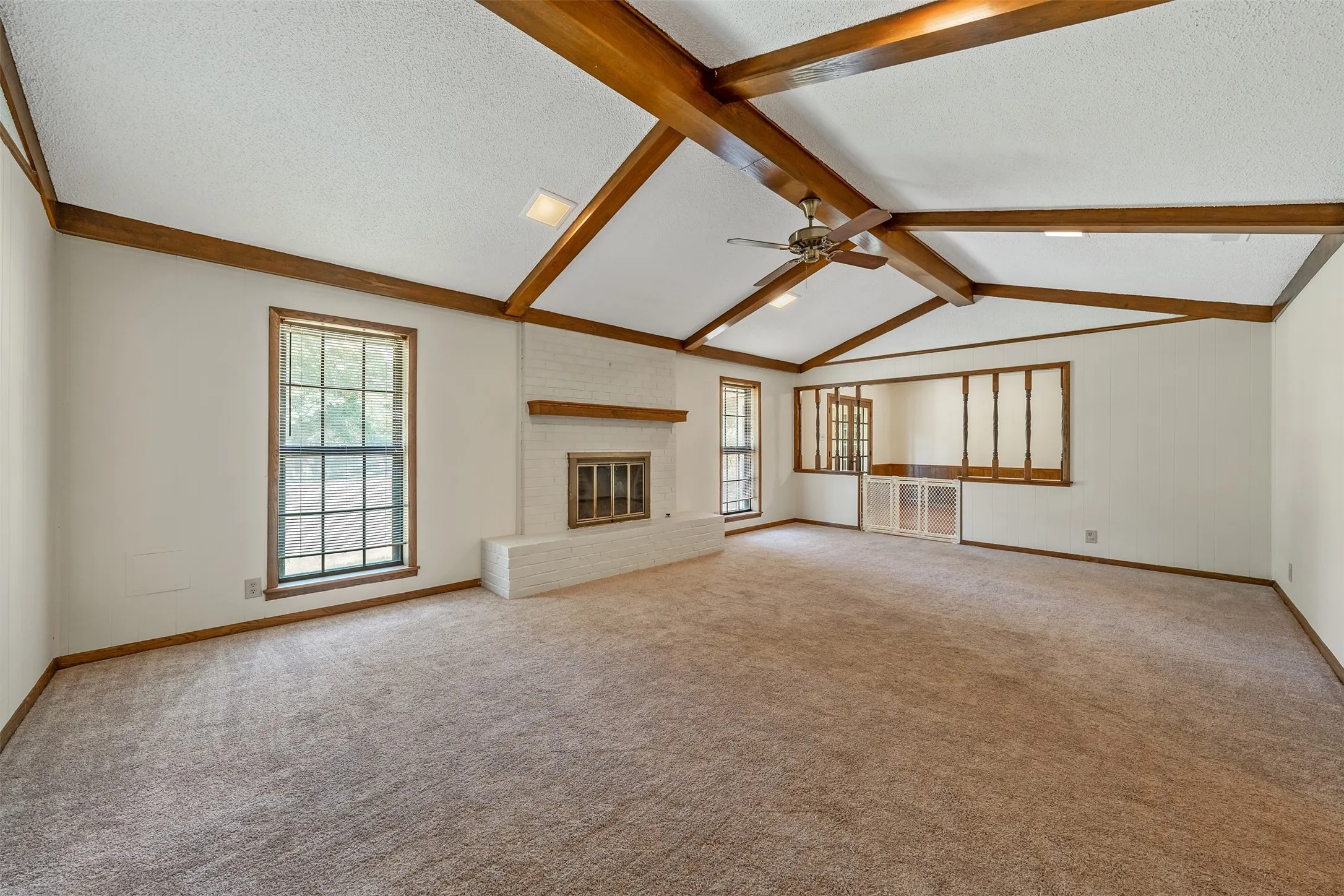 Single Family Residence For Sale in Smith County , 2814 Pineview, Tyler, Texas 75704, 4 Bedroom, 3 Bathroom, 2 Garage spaces, 2,373 Sqft, built in 1977, mls#21359261, Real Estate Agent in Tyler, Homes For Sale in Smith county, Homes For Sale in Tyler, Realtor in Tyler Texas, Real Estate Brokerage Independent Realty Texas, Luminita Cordes Realtor