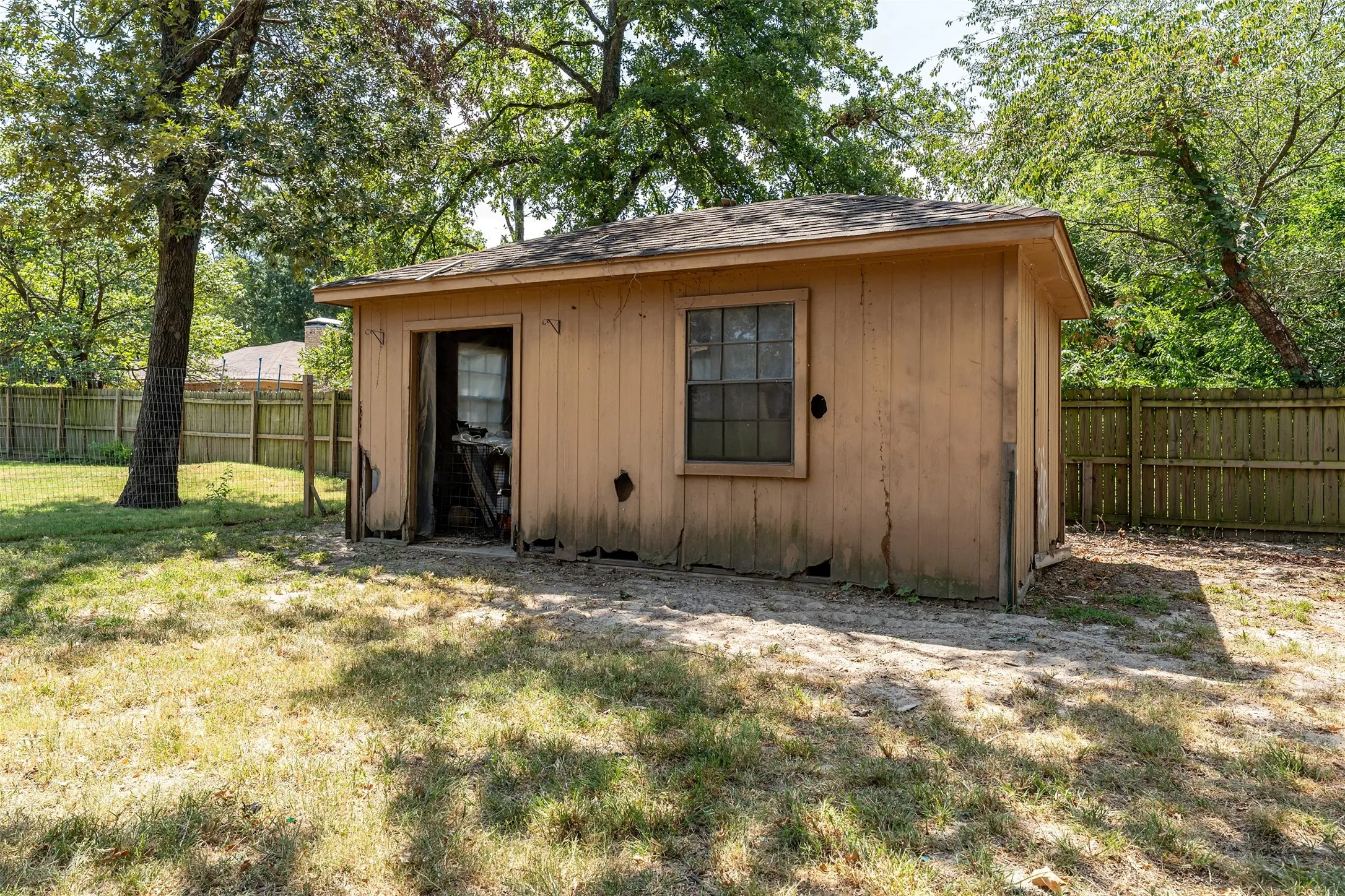 Single Family Residence For Sale in Smith County , 2814 Pineview, Tyler, Texas 75704, 4 Bedroom, 3 Bathroom, 2 Garage spaces, 2,373 Sqft, built in 1977, mls#21359261, Real Estate Agent in Tyler, Homes For Sale in Smith county, Homes For Sale in Tyler, Realtor in Tyler Texas, Real Estate Brokerage Independent Realty Texas, Luminita Cordes Realtor