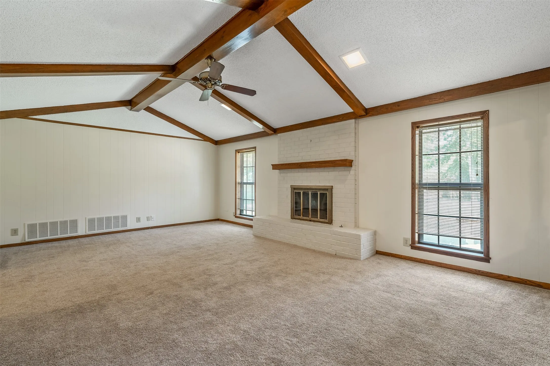 Single Family Residence For Sale in Smith County , 2814 Pineview, Tyler, Texas 75704, 4 Bedroom, 3 Bathroom, 2 Garage spaces, 2,373 Sqft, built in 1977, mls#21359261, Real Estate Agent in Tyler, Homes For Sale in Smith county, Homes For Sale in Tyler, Realtor in Tyler Texas, Real Estate Brokerage Independent Realty Texas, Luminita Cordes Realtor