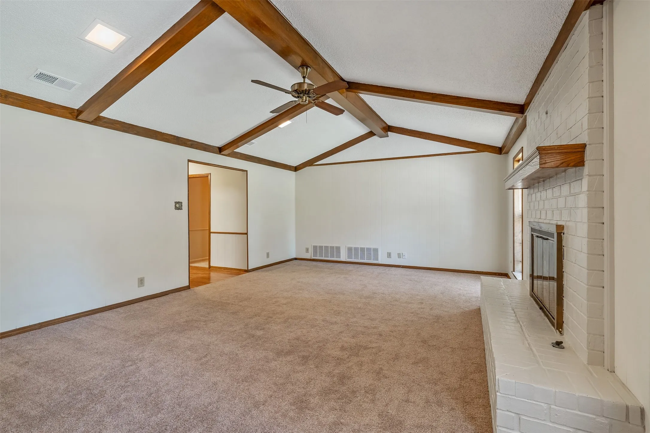 Single Family Residence For Sale in Smith County , 2814 Pineview, Tyler, Texas 75704, 4 Bedroom, 3 Bathroom, 2 Garage spaces, 2,373 Sqft, built in 1977, mls#21359261, Real Estate Agent in Tyler, Homes For Sale in Smith county, Homes For Sale in Tyler, Realtor in Tyler Texas, Real Estate Brokerage Independent Realty Texas, Luminita Cordes Realtor