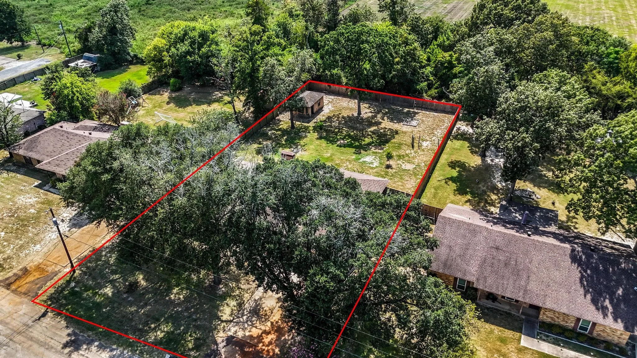 Single Family Residence For Sale in Smith County , 2814 Pineview, Tyler, Texas 75704, 4 Bedroom, 3 Bathroom, 2 Garage spaces, 2,373 Sqft, built in 1977, mls#21359261, Real Estate Agent in Tyler, Homes For Sale in Smith county, Homes For Sale in Tyler, Realtor in Tyler Texas, Real Estate Brokerage Independent Realty Texas, Luminita Cordes Realtor