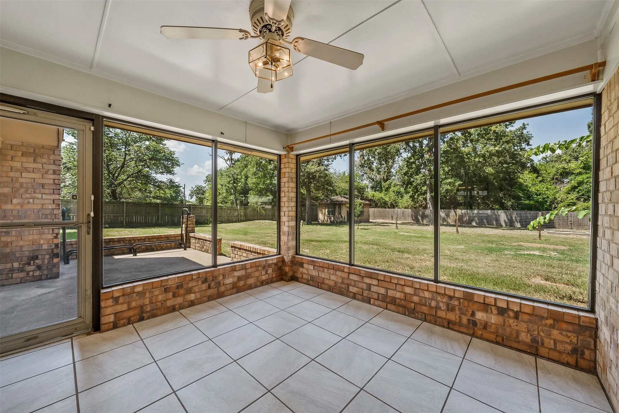 Single Family Residence For Sale in Smith County , 2814 Pineview, Tyler, Texas 75704, 4 Bedroom, 3 Bathroom, 2 Garage spaces, 2,373 Sqft, built in 1977, mls#21359261, Real Estate Agent in Tyler, Homes For Sale in Smith county, Homes For Sale in Tyler, Realtor in Tyler Texas, Real Estate Brokerage Independent Realty Texas, Luminita Cordes Realtor