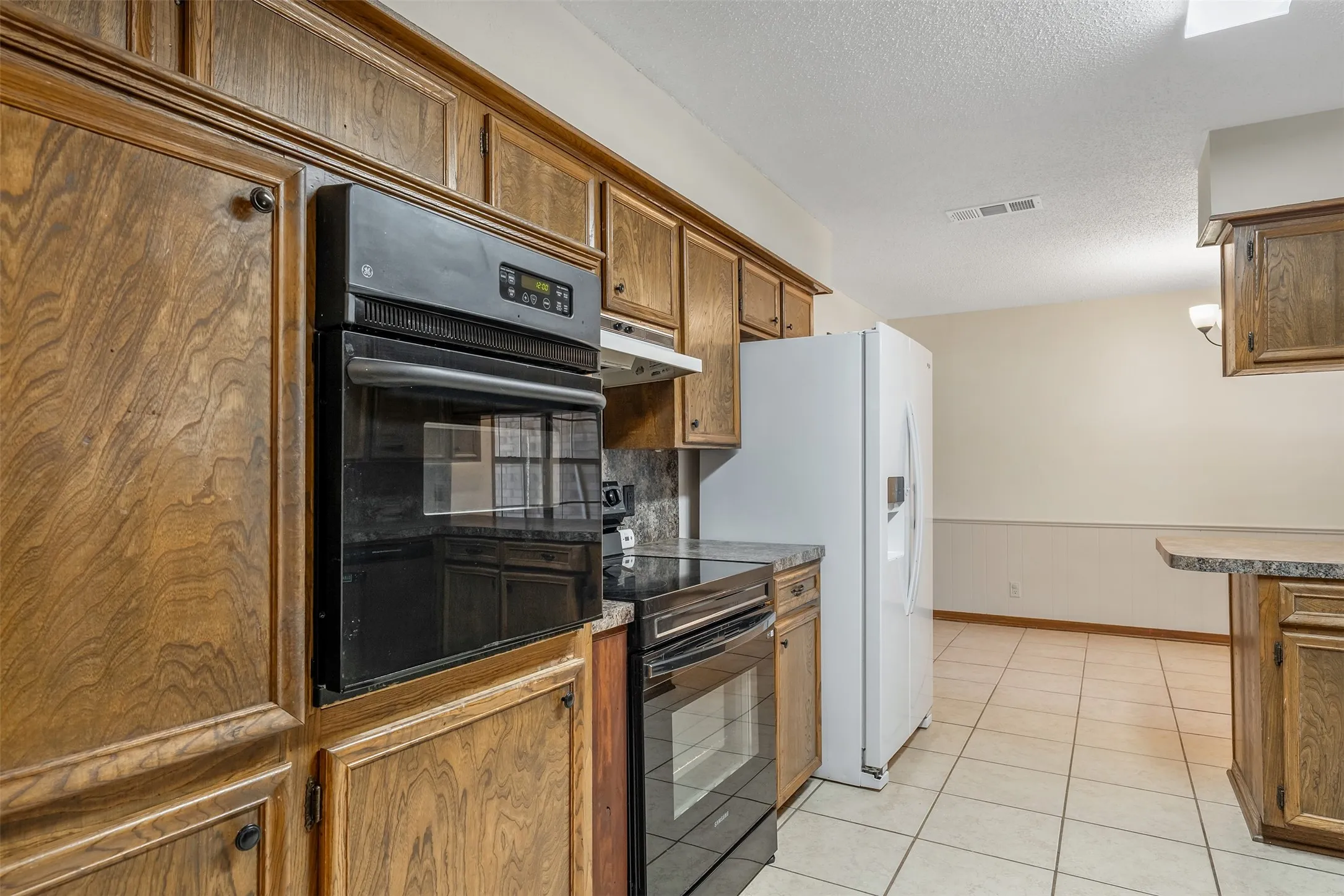 Single Family Residence For Sale in Smith County , 2814 Pineview, Tyler, Texas 75704, 4 Bedroom, 3 Bathroom, 2 Garage spaces, 2,373 Sqft, built in 1977, mls#21359261, Real Estate Agent in Tyler, Homes For Sale in Smith county, Homes For Sale in Tyler, Realtor in Tyler Texas, Real Estate Brokerage Independent Realty Texas, Luminita Cordes Realtor