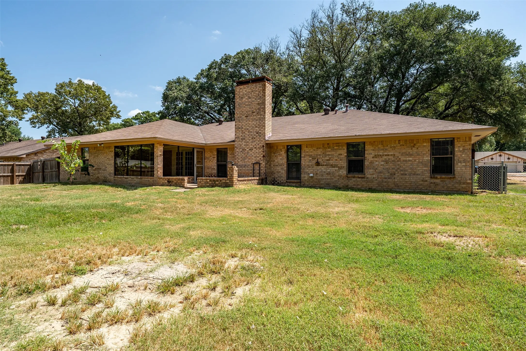 Single Family Residence For Sale in Smith County , 2814 Pineview, Tyler, Texas 75704, 4 Bedroom, 3 Bathroom, 2 Garage spaces, 2,373 Sqft, built in 1977, mls#21359261, Real Estate Agent in Tyler, Homes For Sale in Smith county, Homes For Sale in Tyler, Realtor in Tyler Texas, Real Estate Brokerage Independent Realty Texas, Luminita Cordes Realtor
