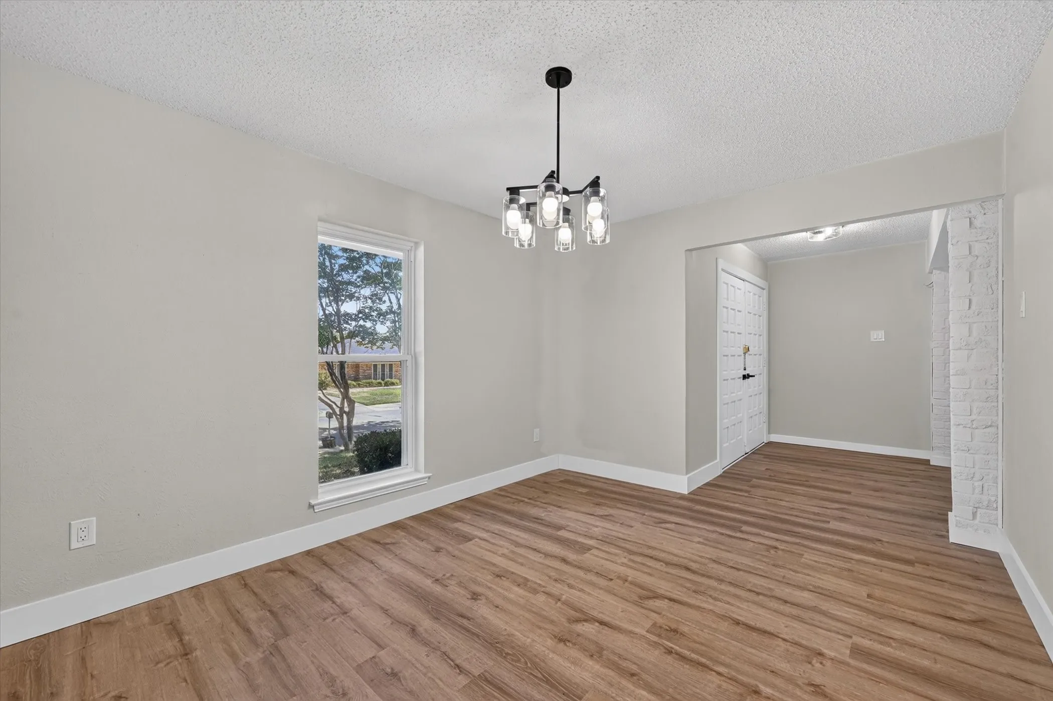 Single Family Residence For Sale in Denton County , 1450 Juniper Lane, Lewisville, Texas 75077, 4 Bedroom, 2 Bathroom, 2 Garage spaces, 2,090 Sqft, built in 1977, mls#21361179, Real Estate Agent in Lewisville, Homes For Sale in Denton county, Homes For Sale in Lewisville, Realtor in Lewisville Texas, Real Estate Brokerage Independent Realty Texas, Luminita Cordes Realtor