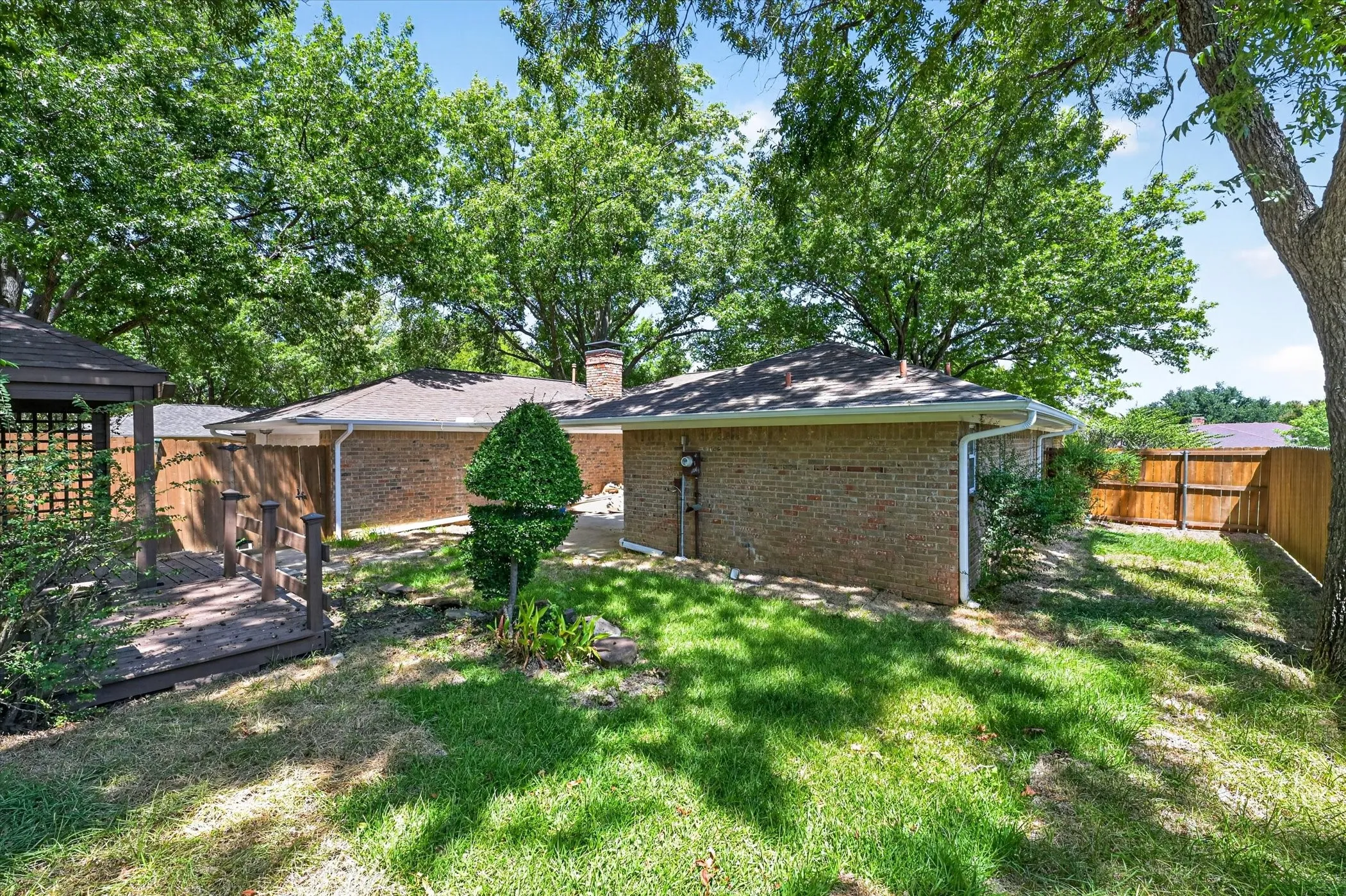 Single Family Residence For Sale in Denton County , 1450 Juniper Lane, Lewisville, Texas 75077, 4 Bedroom, 2 Bathroom, 2 Garage spaces, 2,090 Sqft, built in 1977, mls#21361179, Real Estate Agent in Lewisville, Homes For Sale in Denton county, Homes For Sale in Lewisville, Realtor in Lewisville Texas, Real Estate Brokerage Independent Realty Texas, Luminita Cordes Realtor