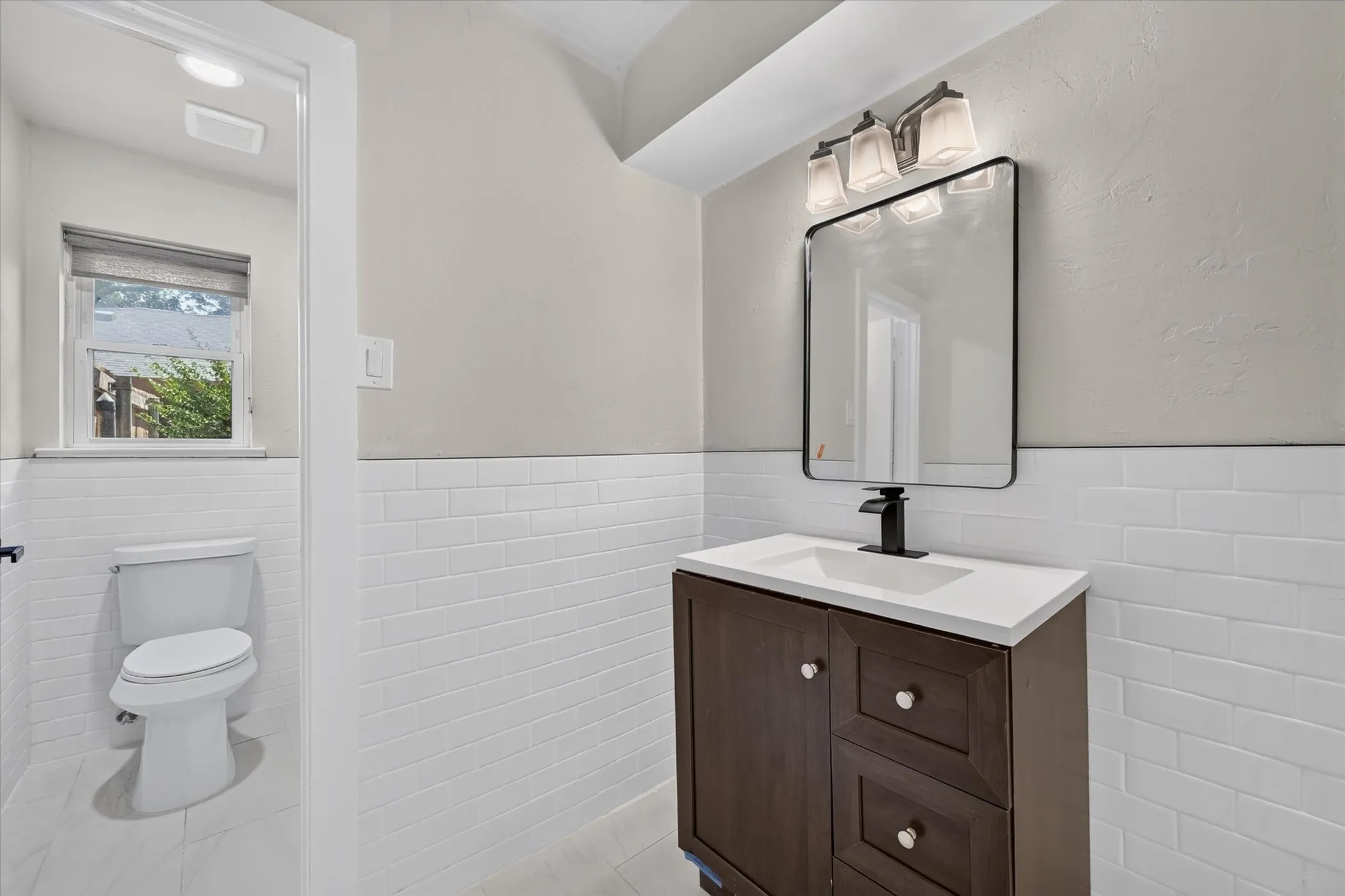 Single Family Residence For Sale in Denton County , 1450 Juniper Lane, Lewisville, Texas 75077, 4 Bedroom, 2 Bathroom, 2 Garage spaces, 2,090 Sqft, built in 1977, mls#21361179, Real Estate Agent in Lewisville, Homes For Sale in Denton county, Homes For Sale in Lewisville, Realtor in Lewisville Texas, Real Estate Brokerage Independent Realty Texas, Luminita Cordes Realtor