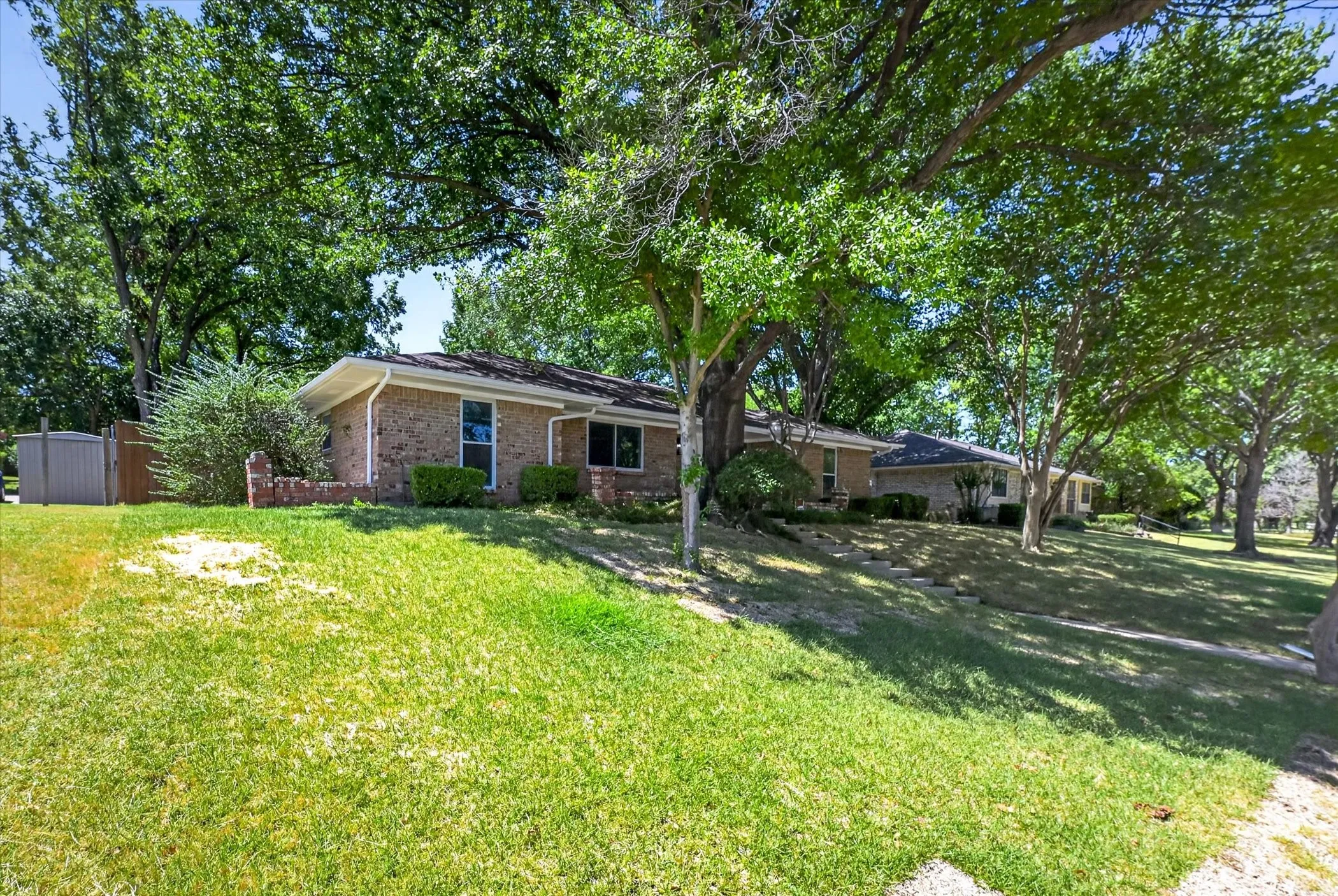 Single Family Residence For Sale in Denton County , 1450 Juniper Lane, Lewisville, Texas 75077, 4 Bedroom, 2 Bathroom, 2 Garage spaces, 2,090 Sqft, built in 1977, mls#21361179, Real Estate Agent in Lewisville, Homes For Sale in Denton county, Homes For Sale in Lewisville, Realtor in Lewisville Texas, Real Estate Brokerage Independent Realty Texas, Luminita Cordes Realtor