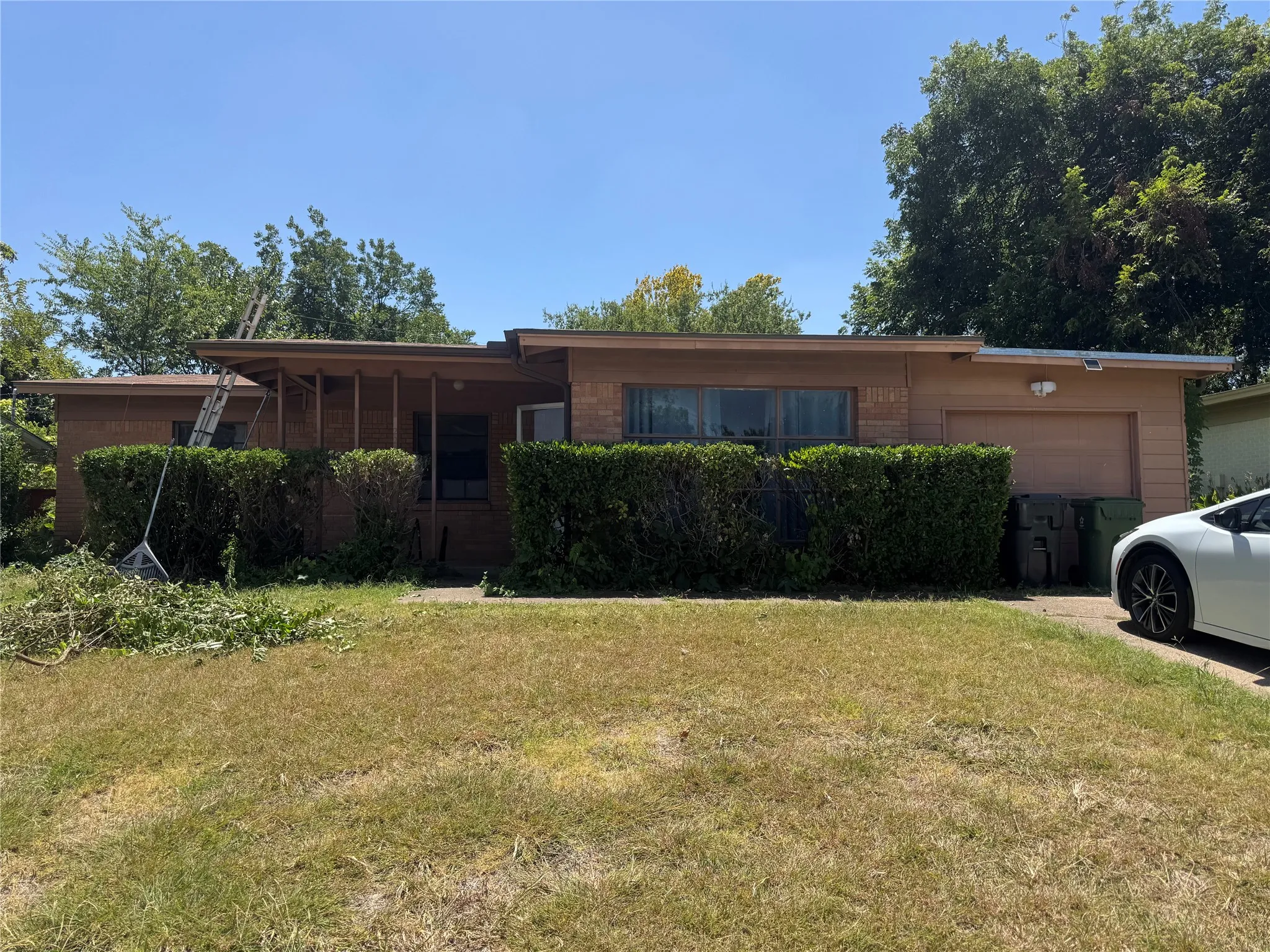 Single Family Residence For Sale in Tarrant County , 2204 Cloverdale Street, Arlington, Texas 76010, 3 Bedroom, 2 Bathroom, 1 Garage spaces, 1,509 Sqft, built in 1955, mls#21361180, Real Estate Agent in Arlington, Homes For Sale in Tarrant county, Homes For Sale in Arlington, Realtor in Arlington Texas, Real Estate Brokerage Independent Realty Texas, Luminita Cordes Realtor