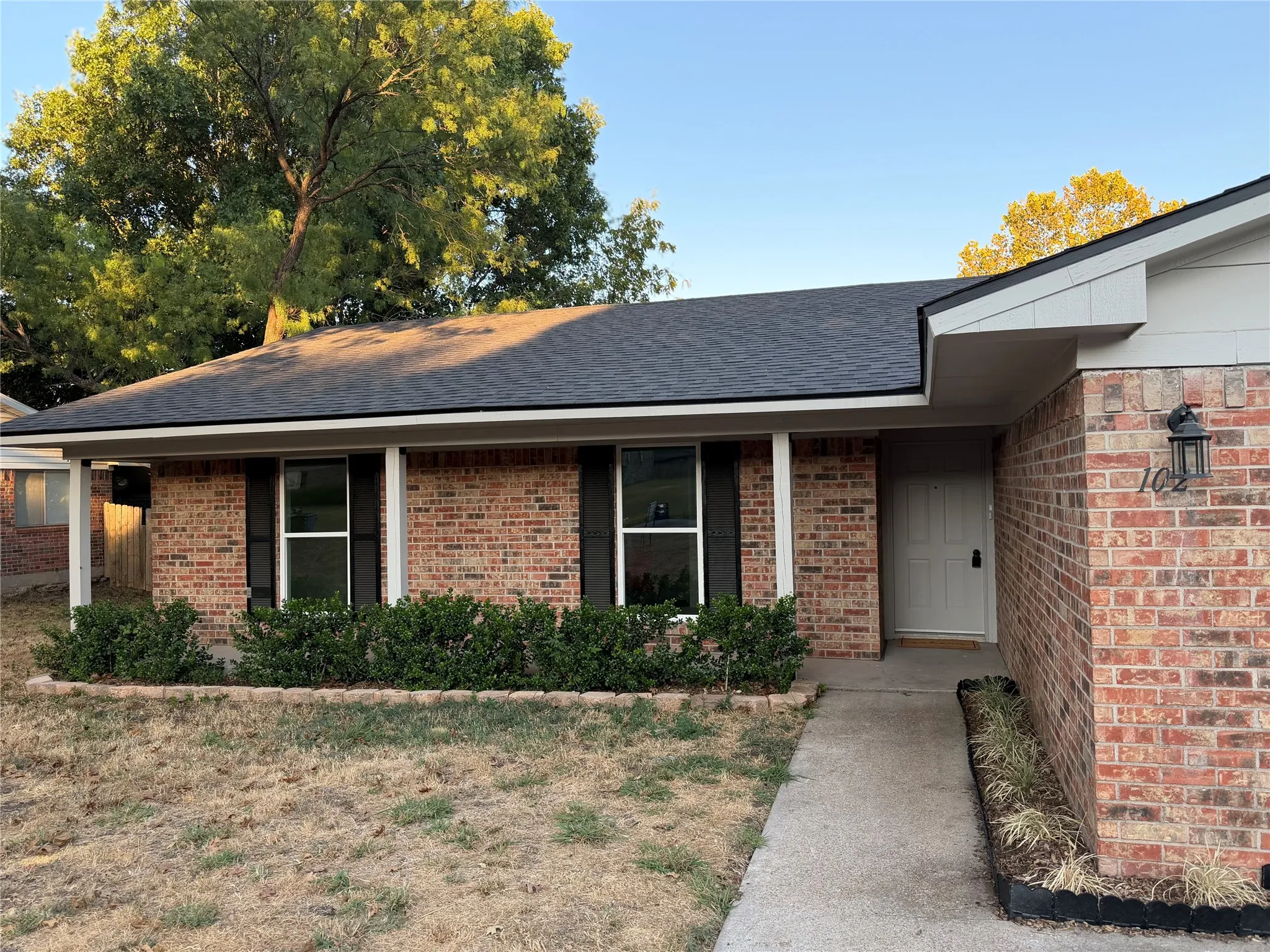 Single Family Residence For Sale in Wise County , 102 S Sendero Drive, Decatur, Texas 76234, 3 Bedroom, 2 Bathroom, 2 Garage spaces, 1,460 Sqft, built in 1991, mls#21361185, Real Estate Agent in Decatur, Homes For Sale in Wise county, Homes For Sale in Decatur, Realtor in Decatur Texas, Real Estate Brokerage Independent Realty Texas, Luminita Cordes Realtor