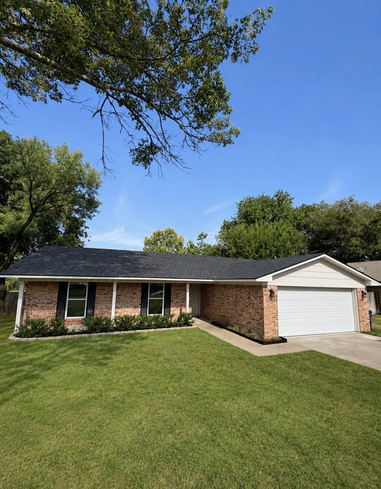 Single Family Residence For Sale in Wise County , 102 S Sendero Drive, Decatur, Texas 76234, 3 Bedroom, 2 Bathroom, 2 Garage spaces, 1,460 Sqft, built in 1991, mls#21361185, Real Estate Agent in Decatur, Homes For Sale in Wise county, Homes For Sale in Decatur, Realtor in Decatur Texas, Real Estate Brokerage Independent Realty Texas, Luminita Cordes Realtor