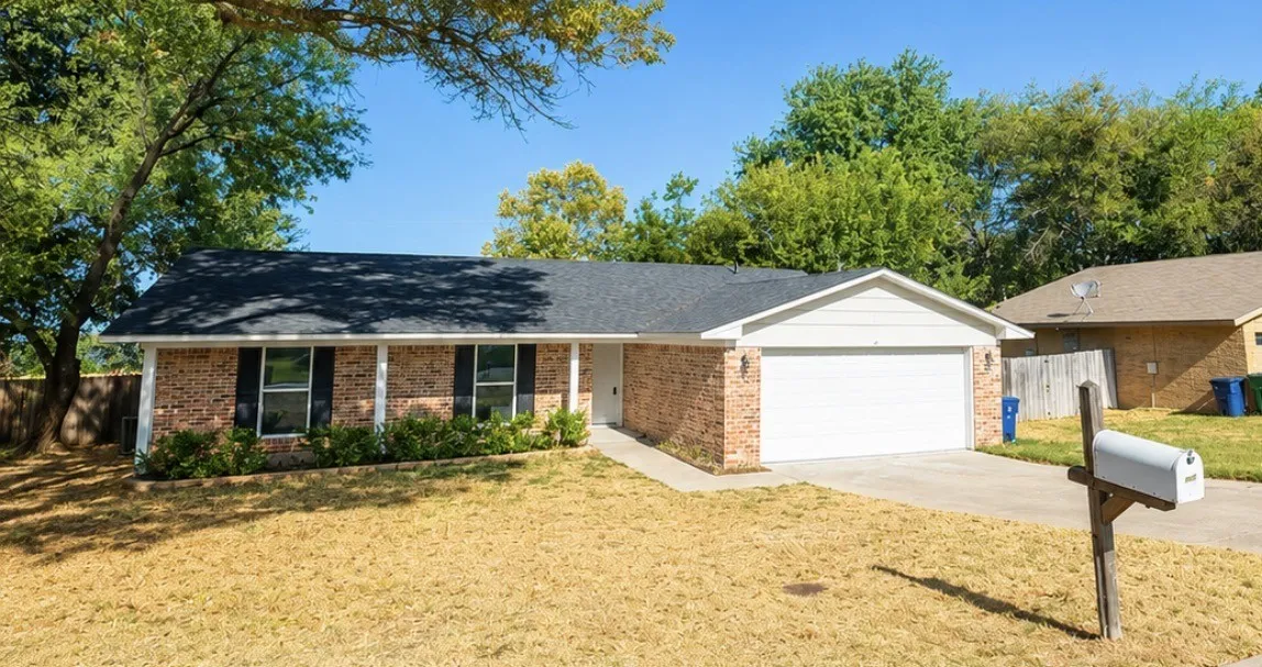 Single Family Residence For Sale in Wise County , 102 S Sendero Drive, Decatur, Texas 76234, 3 Bedroom, 2 Bathroom, 2 Garage spaces, 1,460 Sqft, built in 1991, mls#21361185, Real Estate Agent in Decatur, Homes For Sale in Wise county, Homes For Sale in Decatur, Realtor in Decatur Texas, Real Estate Brokerage Independent Realty Texas, Luminita Cordes Realtor