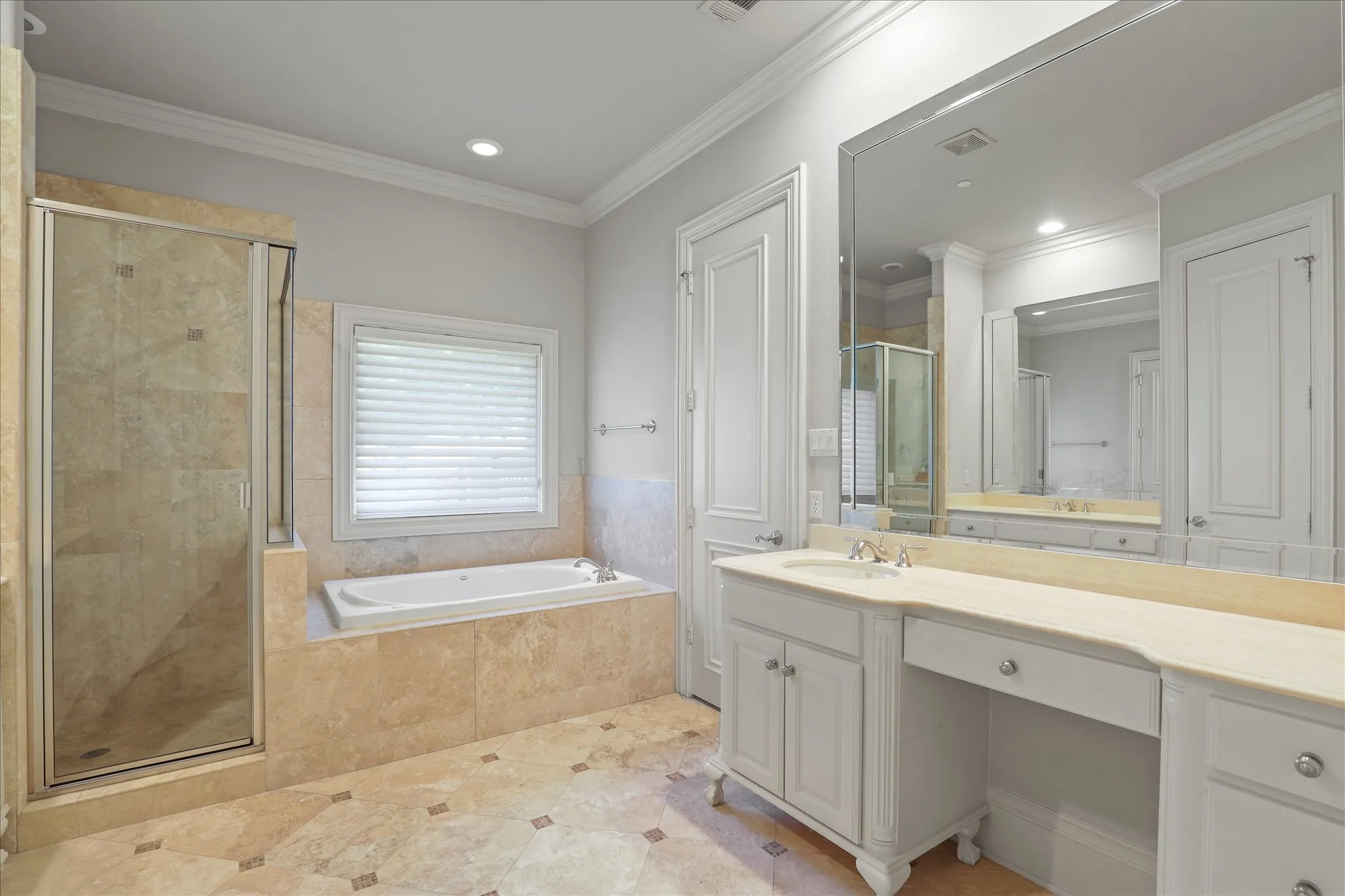 Bath for the 2nd Primary on the 1st floor with a walk in closet.