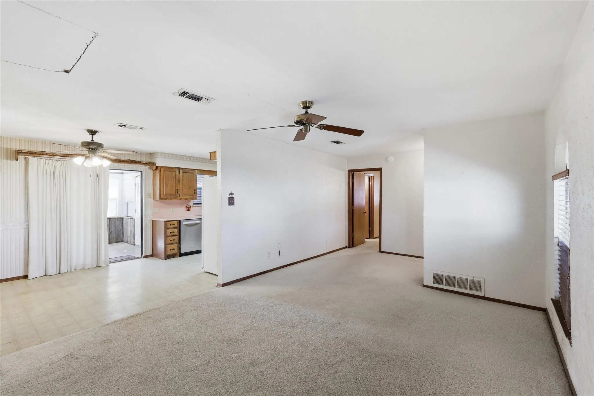 Single Family Residence For Sale in Denton County , 10138 Terrace Road, Sanger, Texas 76266, 3 Bedroom, 2 Bathroom, 1 Garage spaces, 1,488 Sqft, built in 1977, mls#21360203, Real Estate Agent in Sanger, Homes For Sale in Denton county, Homes For Sale in Sanger, Realtor in Sanger Texas, Real Estate Brokerage Independent Realty Texas, Luminita Cordes Realtor