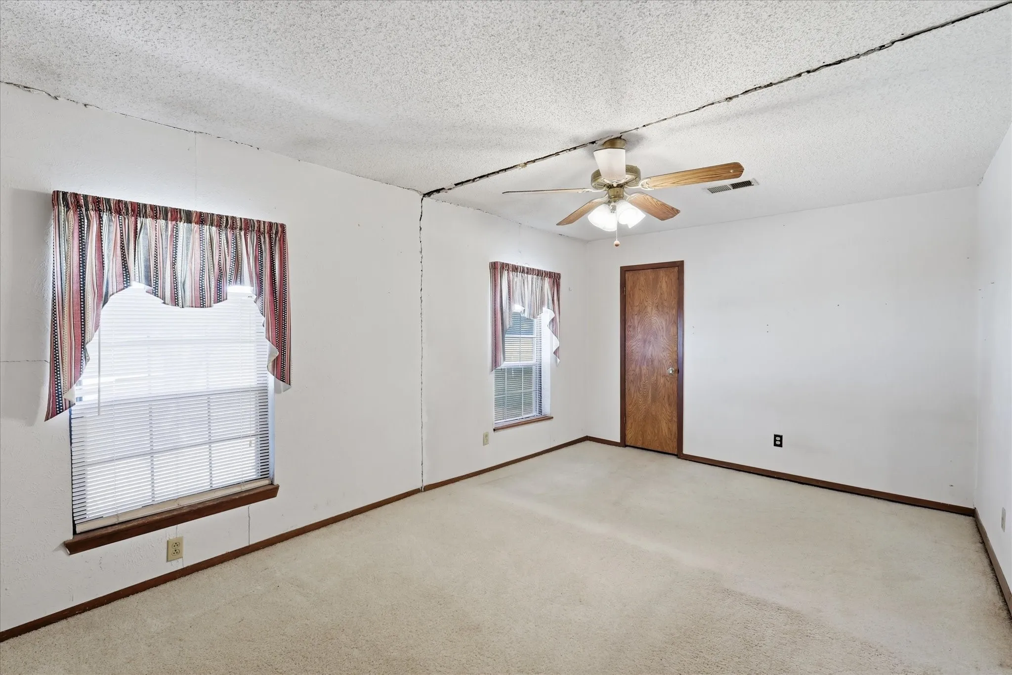 Single Family Residence For Sale in Denton County , 10138 Terrace Road, Sanger, Texas 76266, 3 Bedroom, 2 Bathroom, 1 Garage spaces, 1,488 Sqft, built in 1977, mls#21360203, Real Estate Agent in Sanger, Homes For Sale in Denton county, Homes For Sale in Sanger, Realtor in Sanger Texas, Real Estate Brokerage Independent Realty Texas, Luminita Cordes Realtor