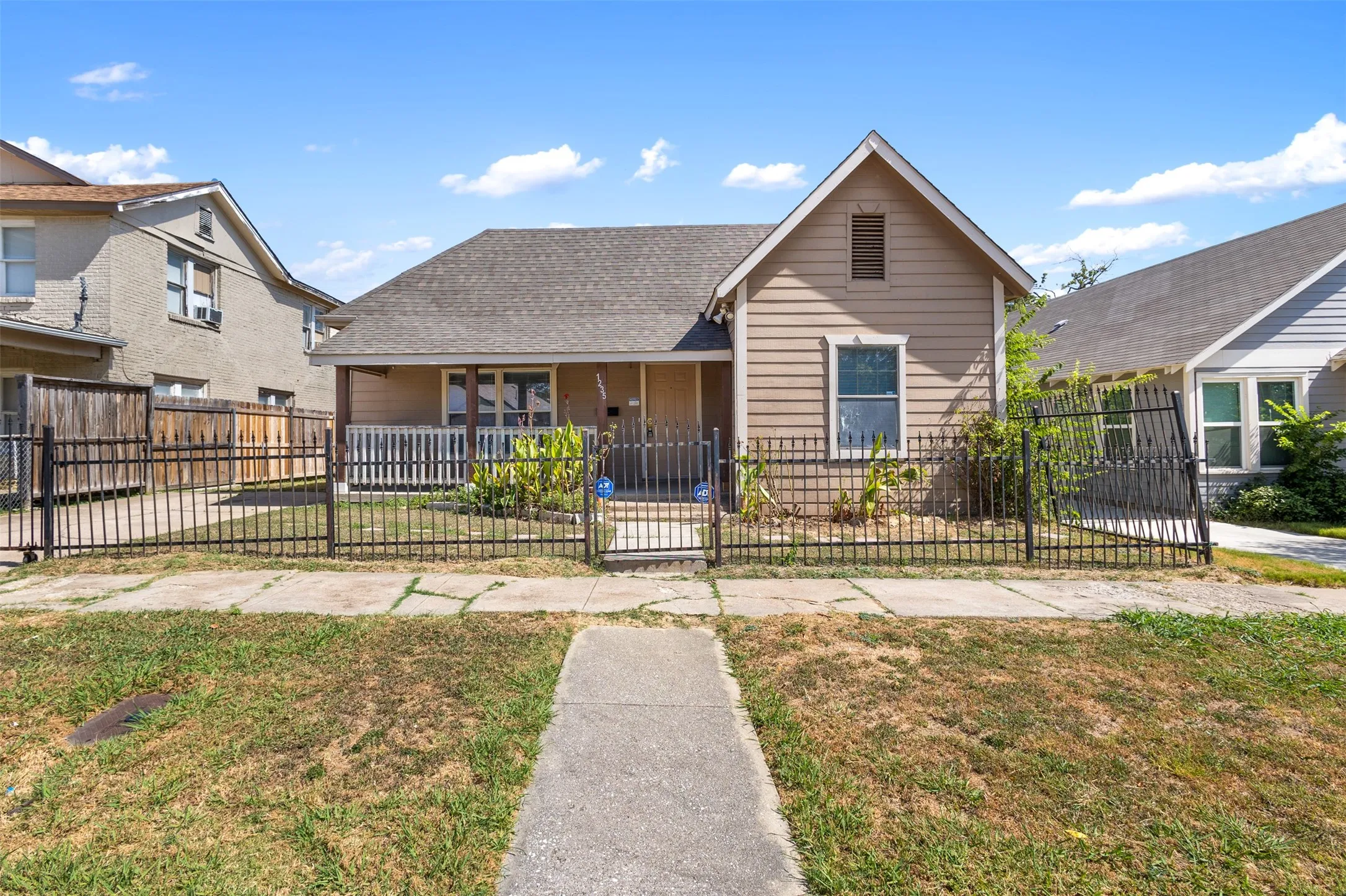 Single Family Residence For Sale in Tarrant County , 1235 E Leuda Street, Fort Worth, Texas 76104, 3 Bedroom, 2 Bathroom, Garage spaces, 1,147 Sqft, built in 1905, mls#21361193, Real Estate Agent in Fort Worth, Homes For Sale in Tarrant county, Homes For Sale in Fort Worth, Realtor in Fort Worth Texas, Real Estate Brokerage Independent Realty Texas, Luminita Cordes Realtor