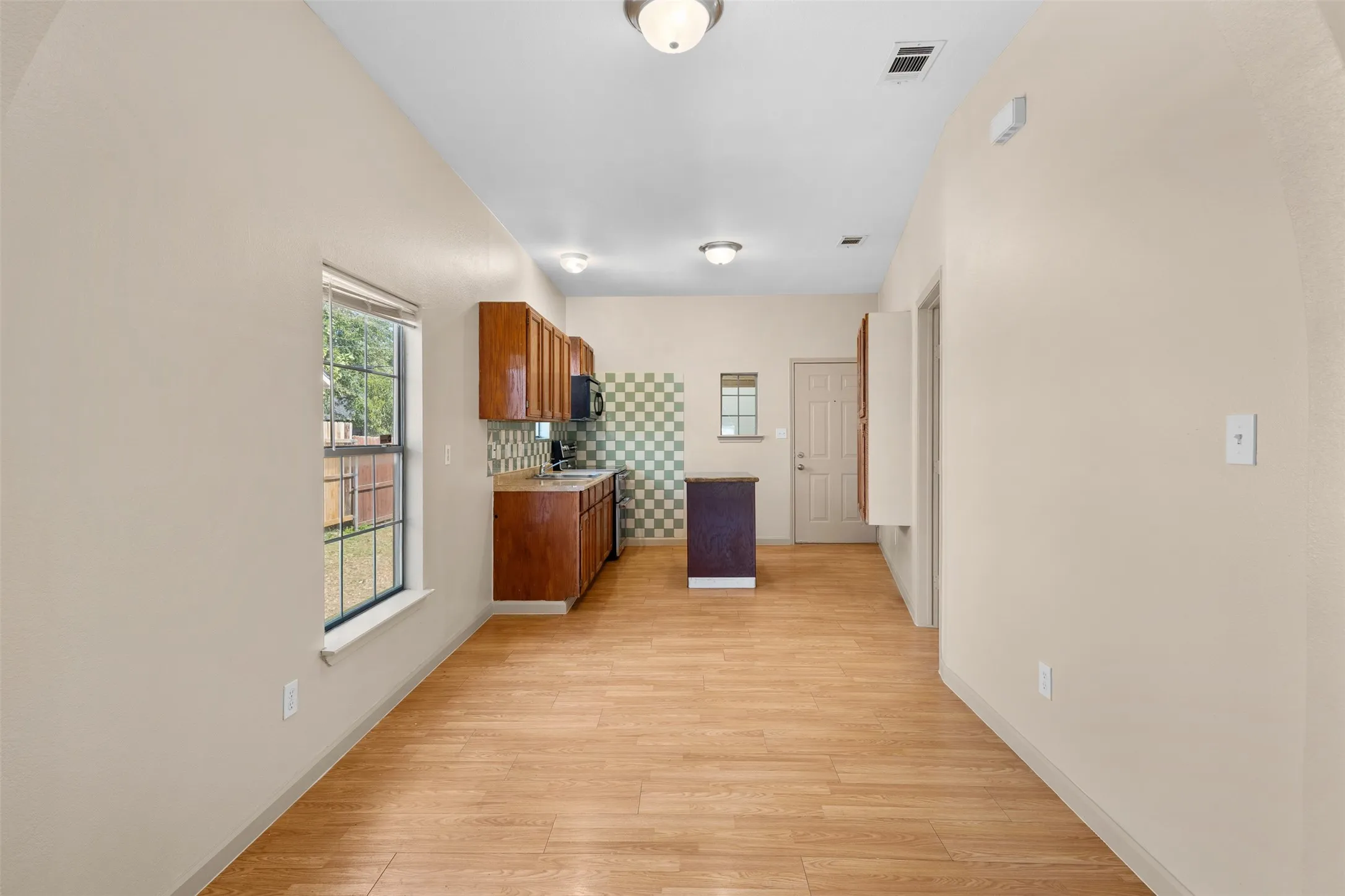 Single Family Residence For Sale in Tarrant County , 1235 E Leuda Street, Fort Worth, Texas 76104, 3 Bedroom, 2 Bathroom, Garage spaces, 1,147 Sqft, built in 1905, mls#21361193, Real Estate Agent in Fort Worth, Homes For Sale in Tarrant county, Homes For Sale in Fort Worth, Realtor in Fort Worth Texas, Real Estate Brokerage Independent Realty Texas, Luminita Cordes Realtor