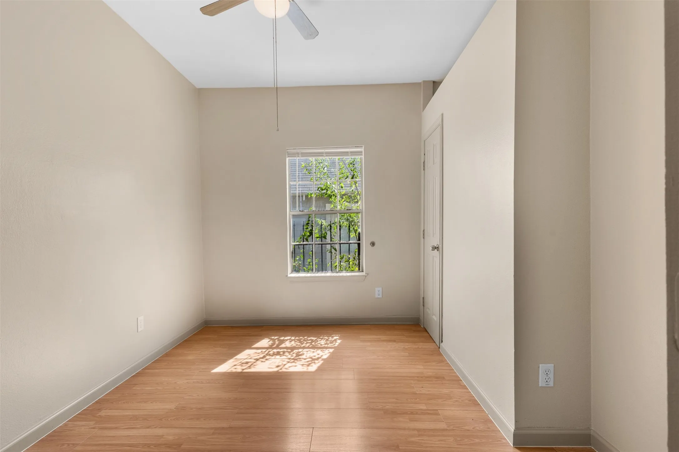 Single Family Residence For Sale in Tarrant County , 1235 E Leuda Street, Fort Worth, Texas 76104, 3 Bedroom, 2 Bathroom, Garage spaces, 1,147 Sqft, built in 1905, mls#21361193, Real Estate Agent in Fort Worth, Homes For Sale in Tarrant county, Homes For Sale in Fort Worth, Realtor in Fort Worth Texas, Real Estate Brokerage Independent Realty Texas, Luminita Cordes Realtor