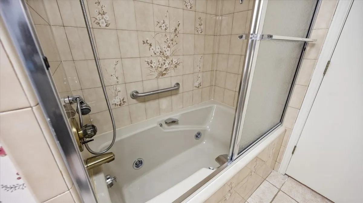 Jetted tub!