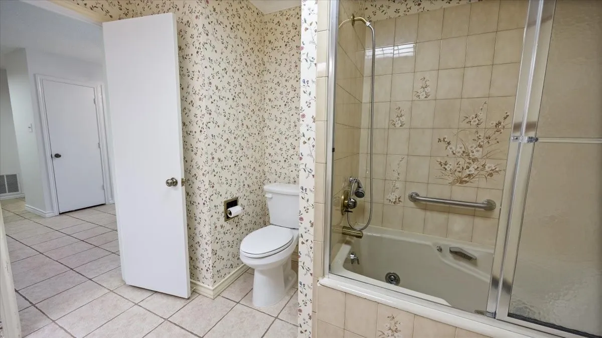 Another view of the second bath.
