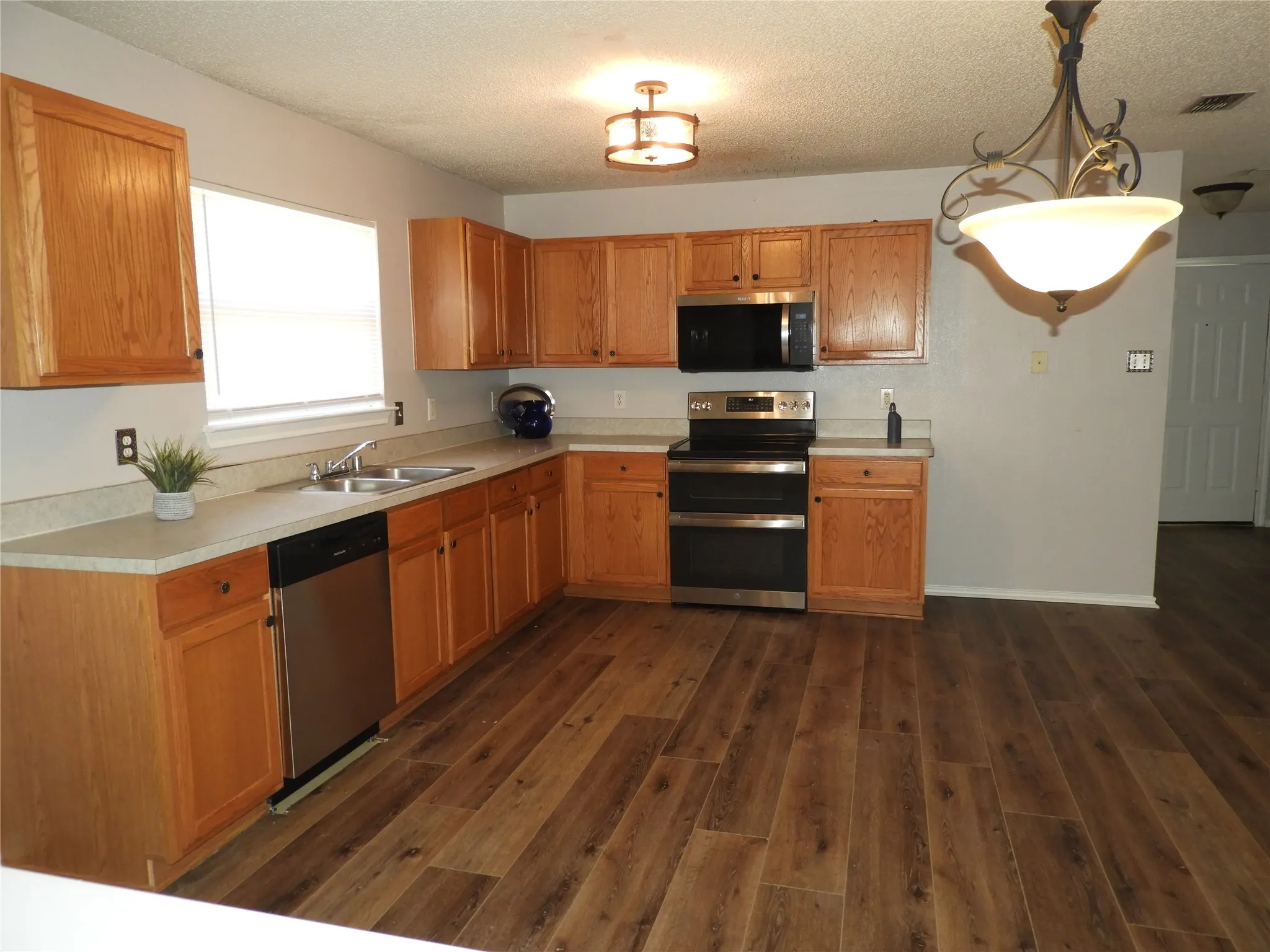 Single Family Residence For Rent in Collin County , 2604 Lookout Drive, Mc Kinney, Texas 75071, 3 Bedroom, 2 Bathroom, 2 Garage spaces, 1,736 Sqft, built in 1999, Price $2,100, mls#21355016, Real Estate Agent in Mc Kinney, Homes For Rent in Collin county, Homes For Rent in Mc Kinney, Realtor in Mc Kinney Texas, Real Estate Brokerage Independent Realty Texas, Luminita Cordes Realtor