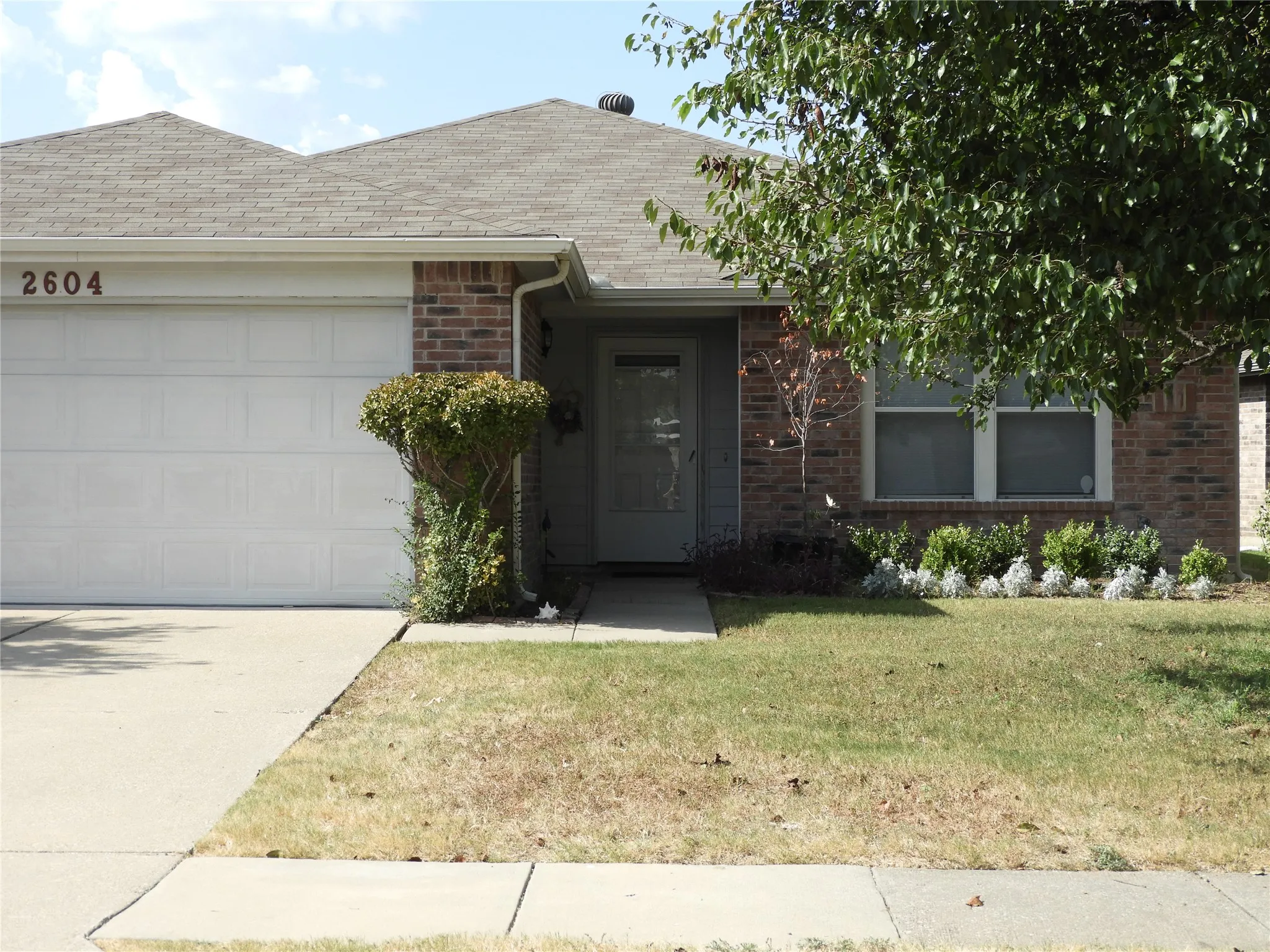 Single Family Residence For Rent in Collin County , 2604 Lookout Drive, Mc Kinney, Texas 75071, 3 Bedroom, 2 Bathroom, 2 Garage spaces, 1,736 Sqft, built in 1999, Price $2,100, mls#21355016, Real Estate Agent in Mc Kinney, Homes For Rent in Collin county, Homes For Rent in Mc Kinney, Realtor in Mc Kinney Texas, Real Estate Brokerage Independent Realty Texas, Luminita Cordes Realtor
