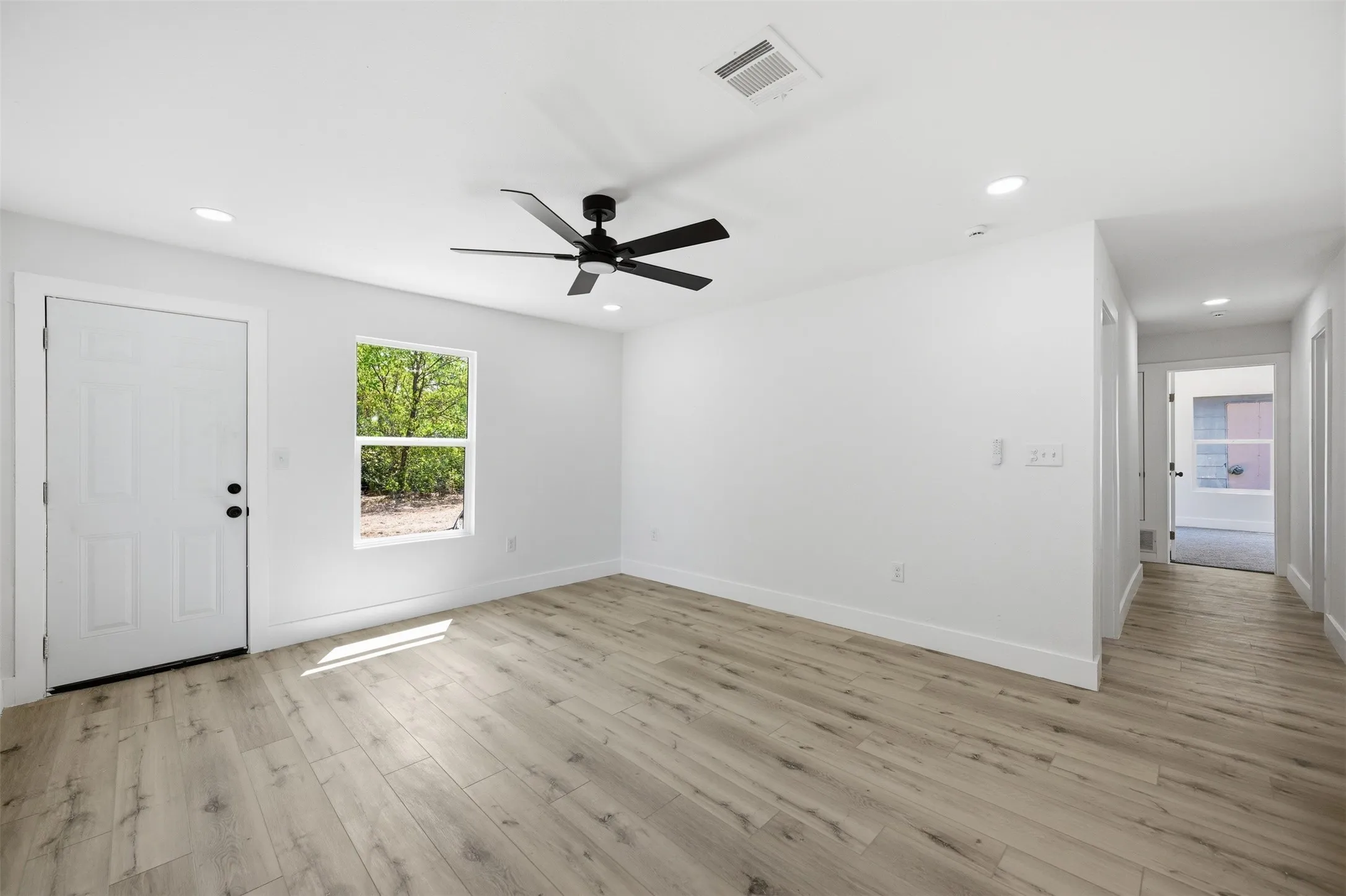 Single Family Residence For Sale in Tarrant County , 2841 Langston Street, Fort Worth, Texas 76105, 3 Bedroom, 2 Bathroom, Garage spaces, 1,042 Sqft, built in 1953, mls#21361207, Real Estate Agent in Fort Worth, Homes For Sale in Tarrant county, Homes For Sale in Fort Worth, Realtor in Fort Worth Texas, Real Estate Brokerage Independent Realty Texas, Luminita Cordes Realtor