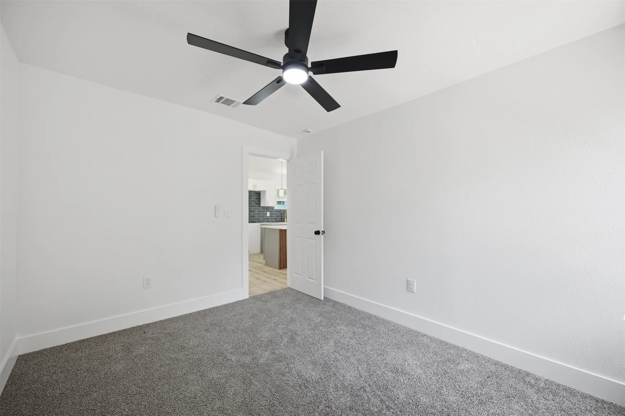Single Family Residence For Sale in Tarrant County , 2841 Langston Street, Fort Worth, Texas 76105, 3 Bedroom, 2 Bathroom, Garage spaces, 1,042 Sqft, built in 1953, mls#21361207, Real Estate Agent in Fort Worth, Homes For Sale in Tarrant county, Homes For Sale in Fort Worth, Realtor in Fort Worth Texas, Real Estate Brokerage Independent Realty Texas, Luminita Cordes Realtor