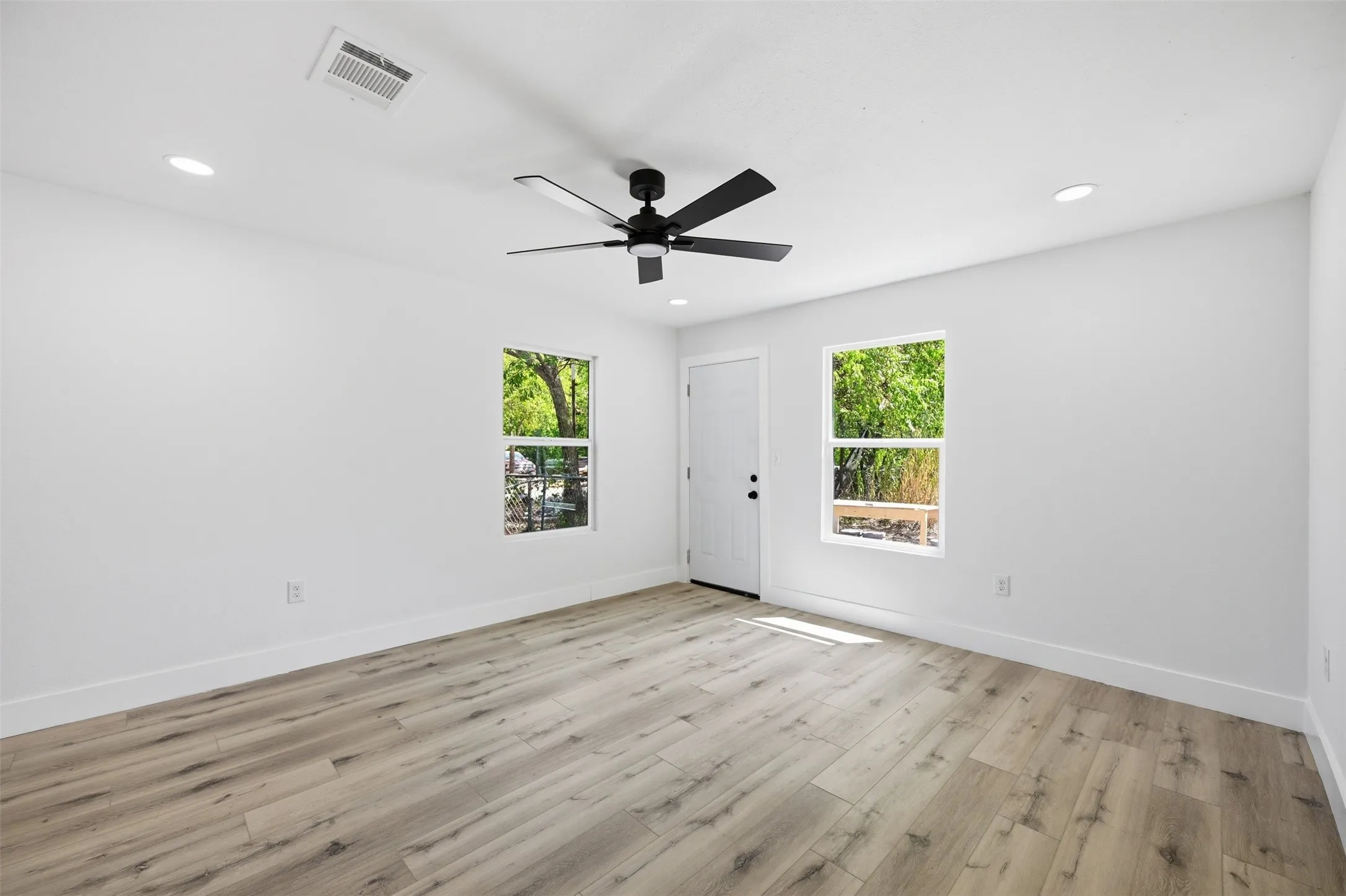 Single Family Residence For Sale in Tarrant County , 2841 Langston Street, Fort Worth, Texas 76105, 3 Bedroom, 2 Bathroom, Garage spaces, 1,042 Sqft, built in 1953, mls#21361207, Real Estate Agent in Fort Worth, Homes For Sale in Tarrant county, Homes For Sale in Fort Worth, Realtor in Fort Worth Texas, Real Estate Brokerage Independent Realty Texas, Luminita Cordes Realtor