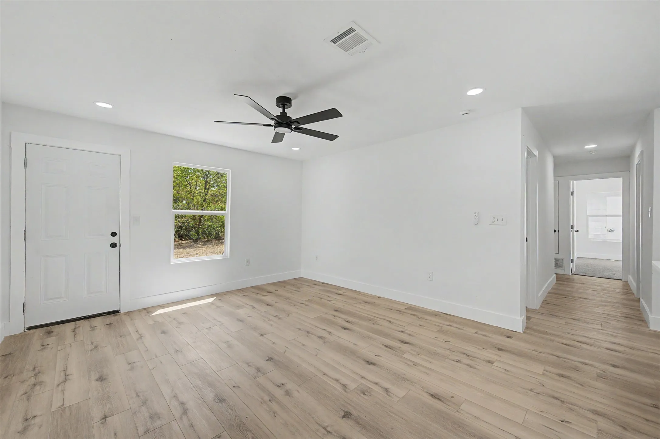 Single Family Residence For Sale in Tarrant County , 2841 Langston Street, Fort Worth, Texas 76105, 3 Bedroom, 2 Bathroom, Garage spaces, 1,042 Sqft, built in 1953, mls#21361207, Real Estate Agent in Fort Worth, Homes For Sale in Tarrant county, Homes For Sale in Fort Worth, Realtor in Fort Worth Texas, Real Estate Brokerage Independent Realty Texas, Luminita Cordes Realtor