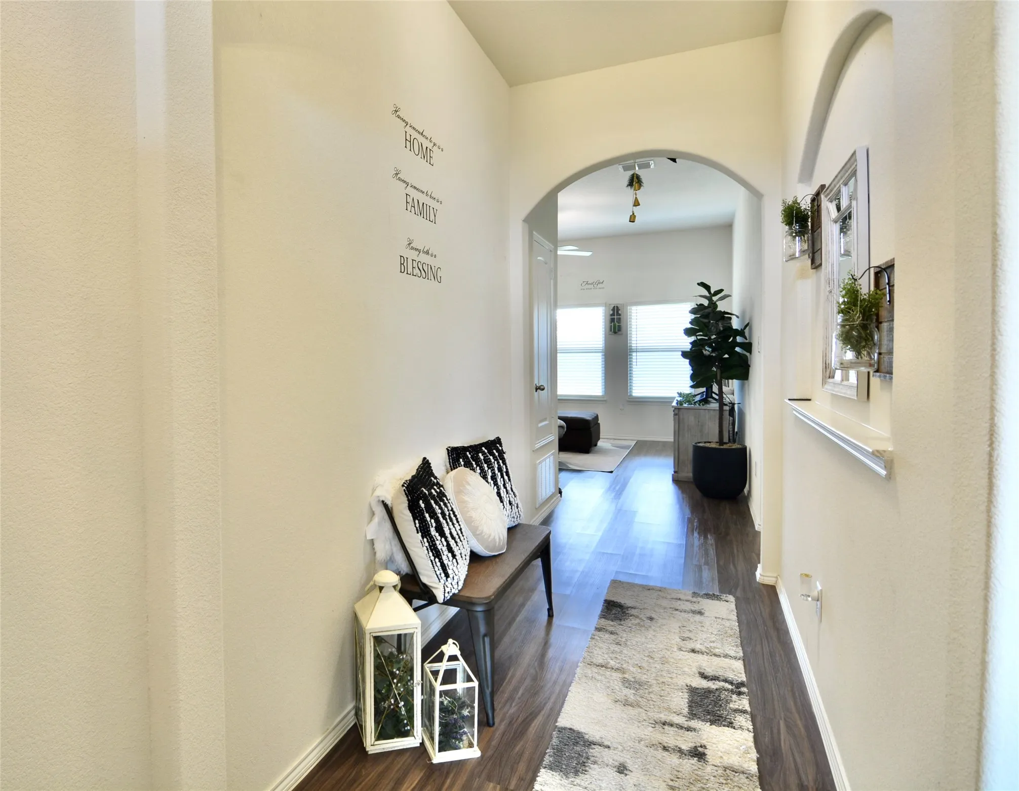 Arched wall niche
